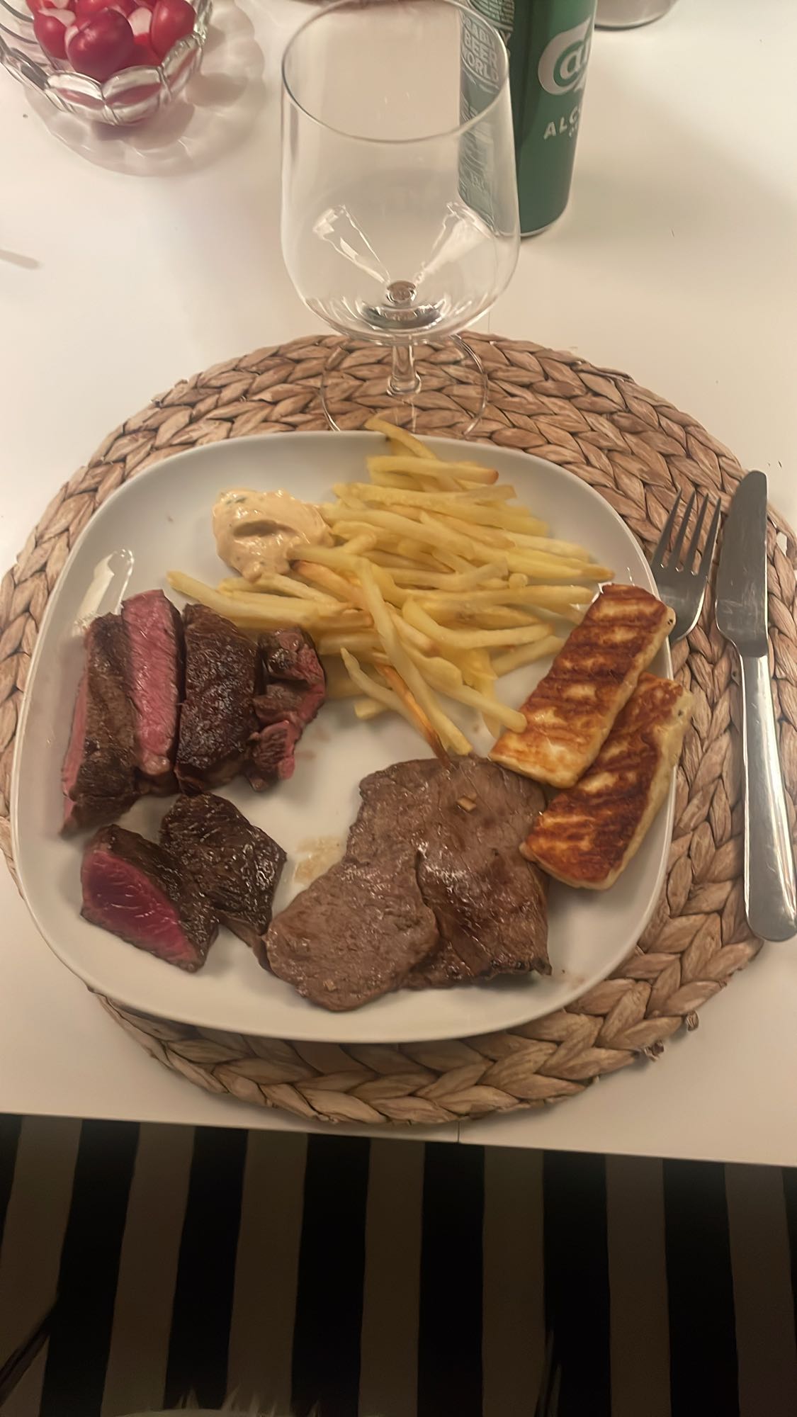 Biff, pommes och halloumi