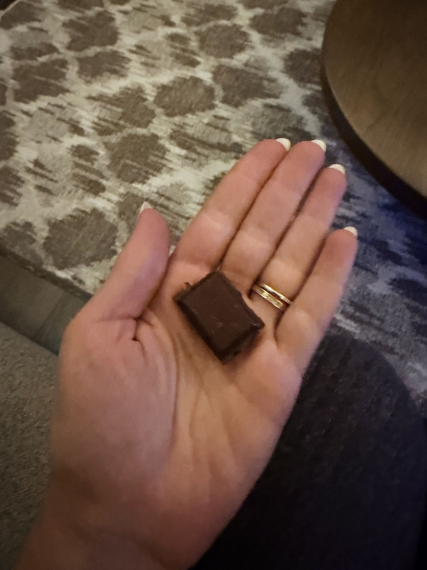 кусочек темного шоколада