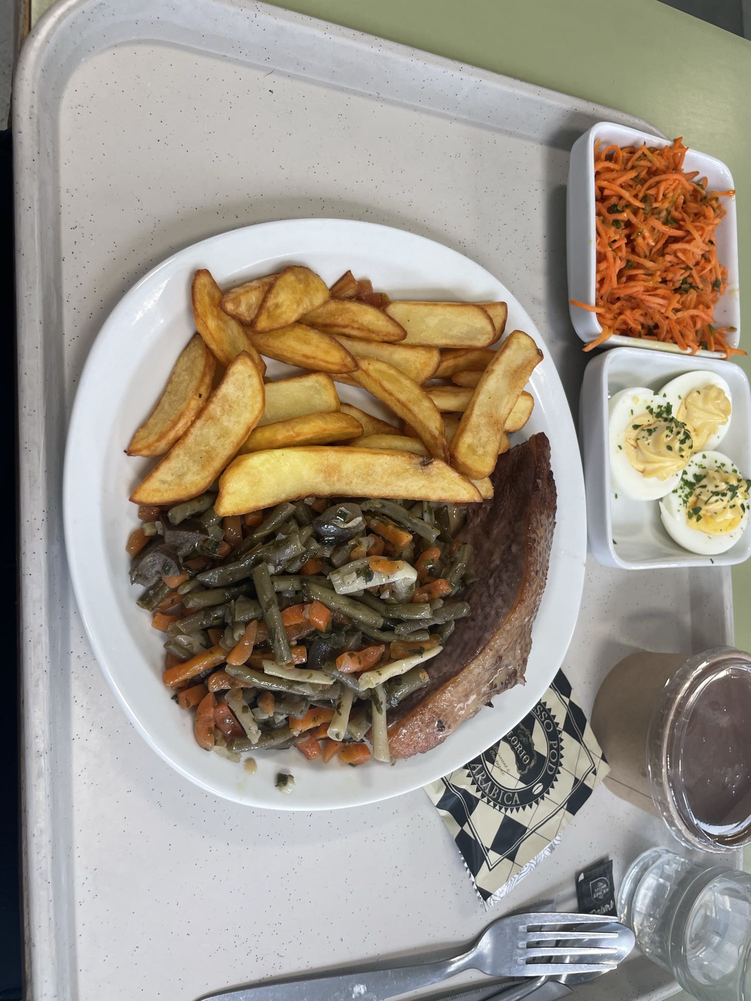 Déjeuner cantine classique