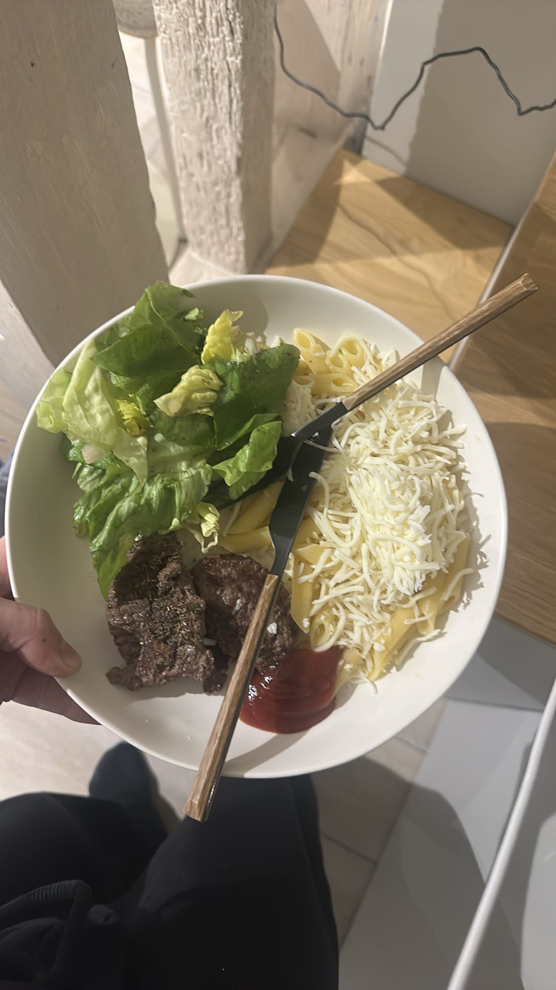 Pâtes, steak, salade