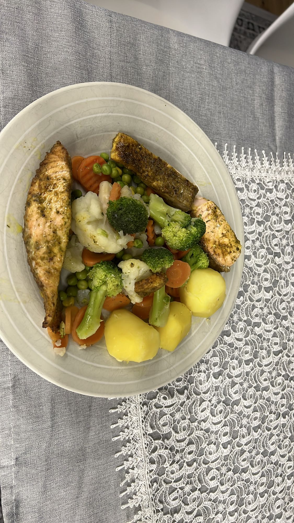 Łosoś z warzywami i ziemniakami