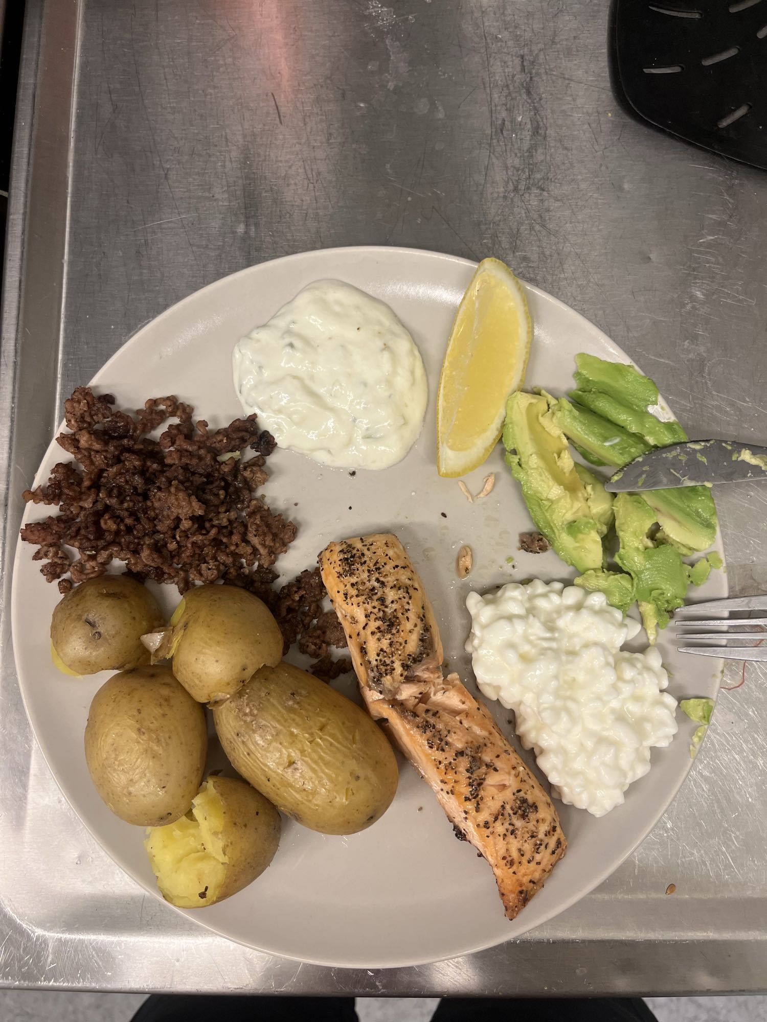 Lax med potatis och tillbehör