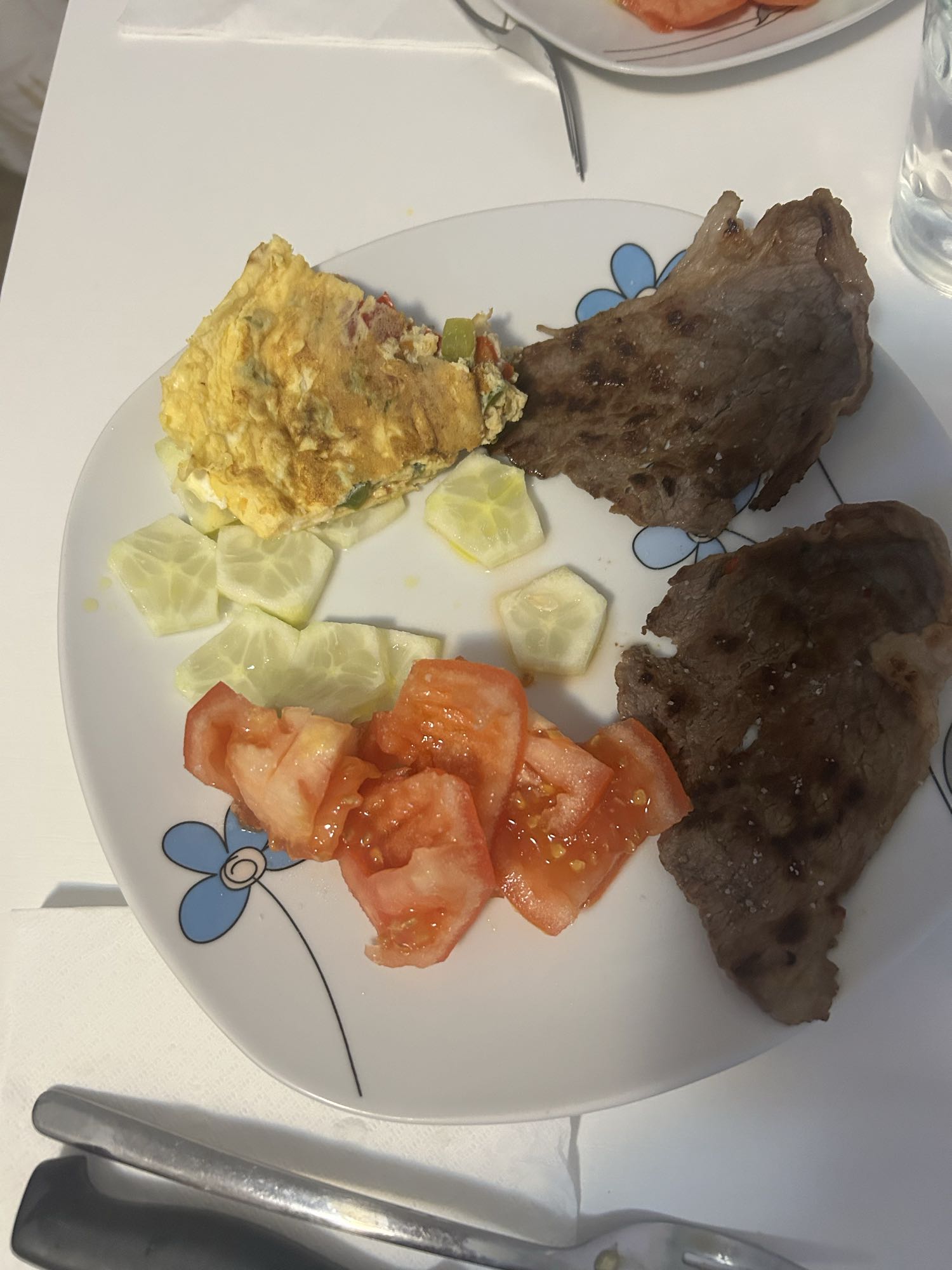 Carne con ensalada y tortilla