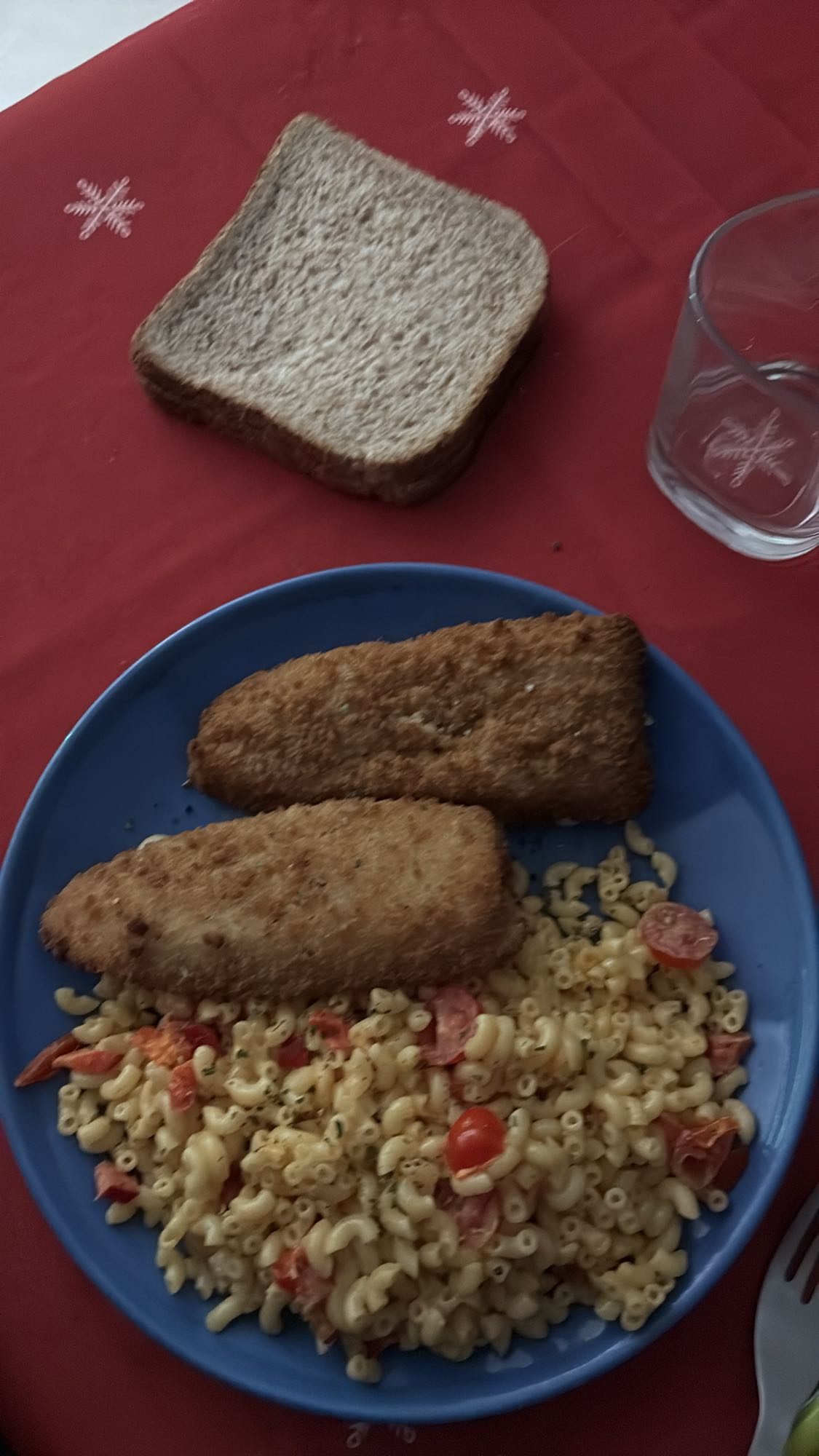 Poisson pané, pâtes, pain