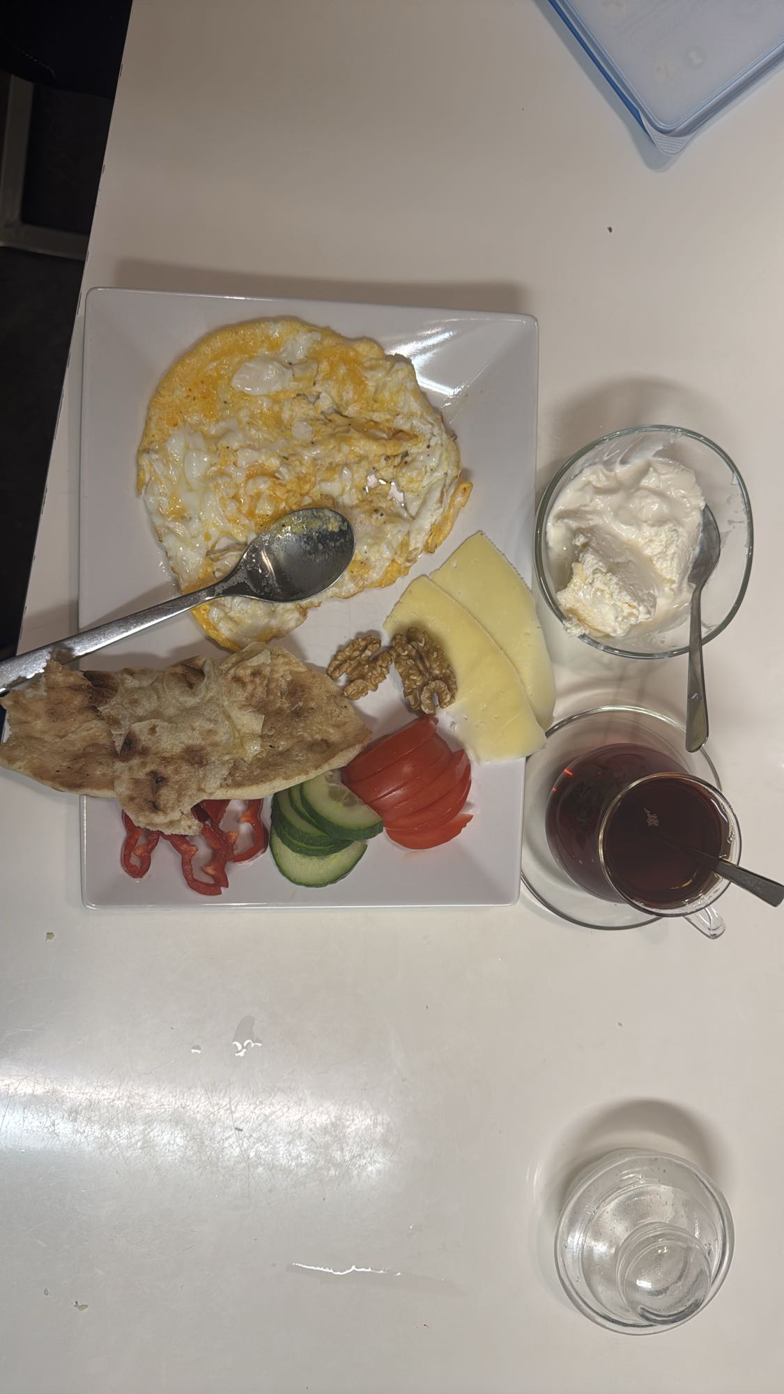 Frukosttallrik med ägg och ost