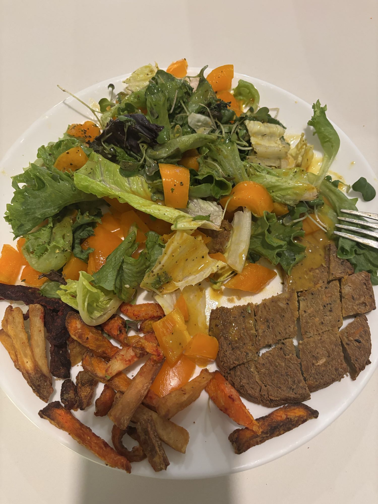 Salade et légumes grillés