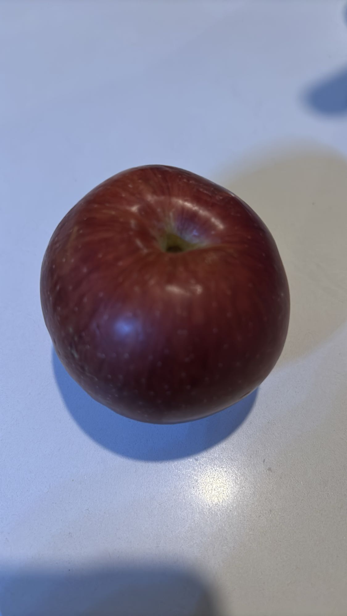 Pomme rouge entière