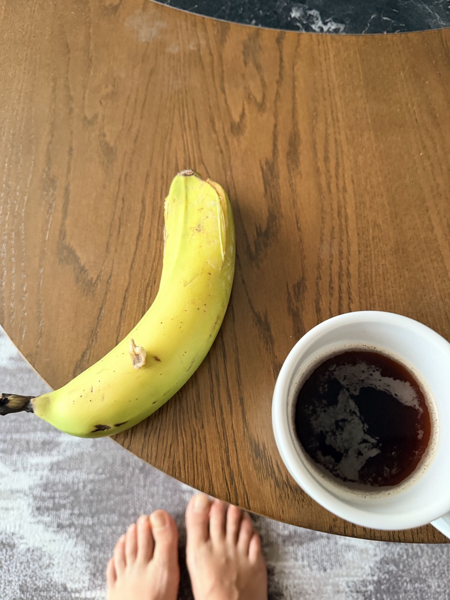 Банан и черный кофе