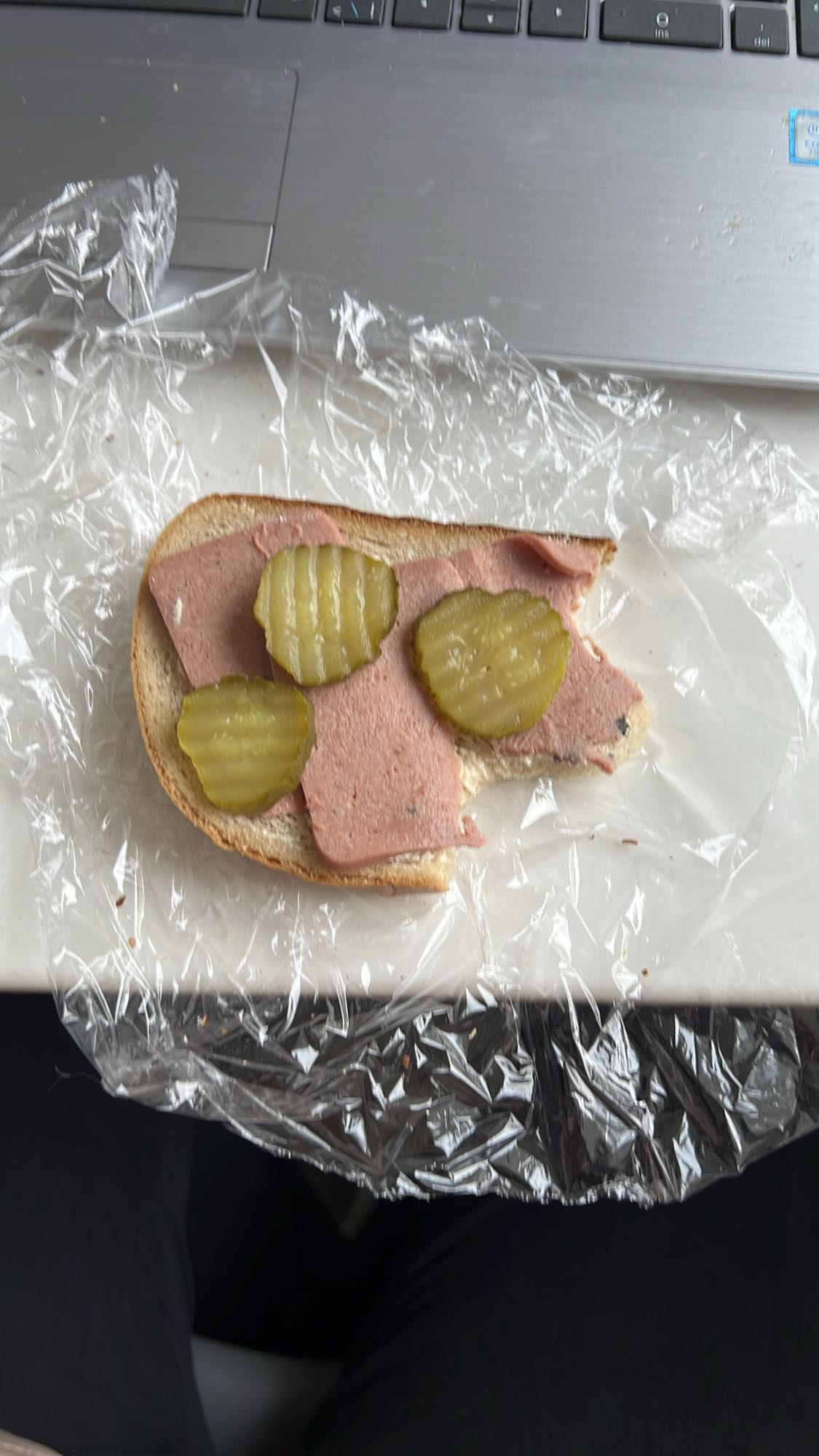Leverpastejmacka med gurka