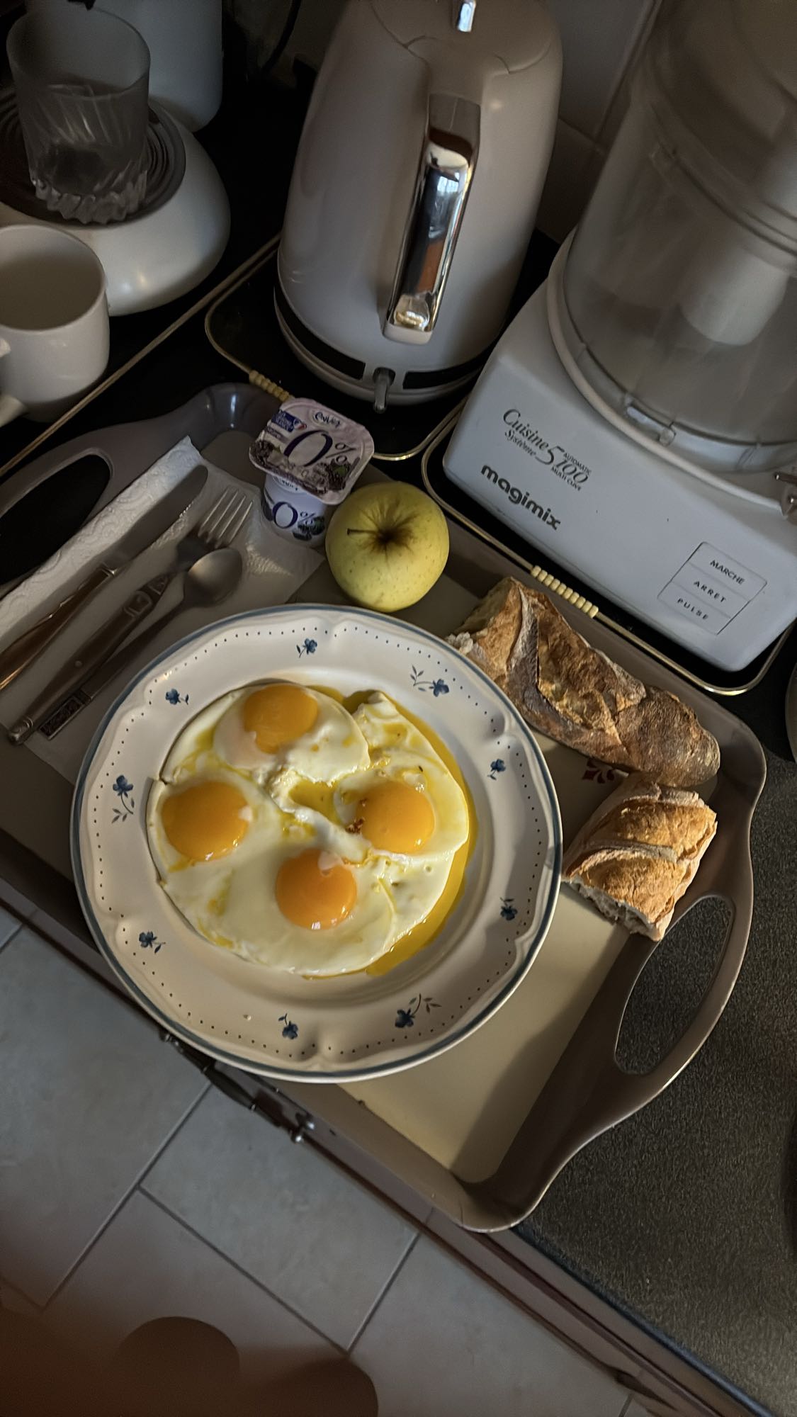Petit-déjeuner œufs et pain