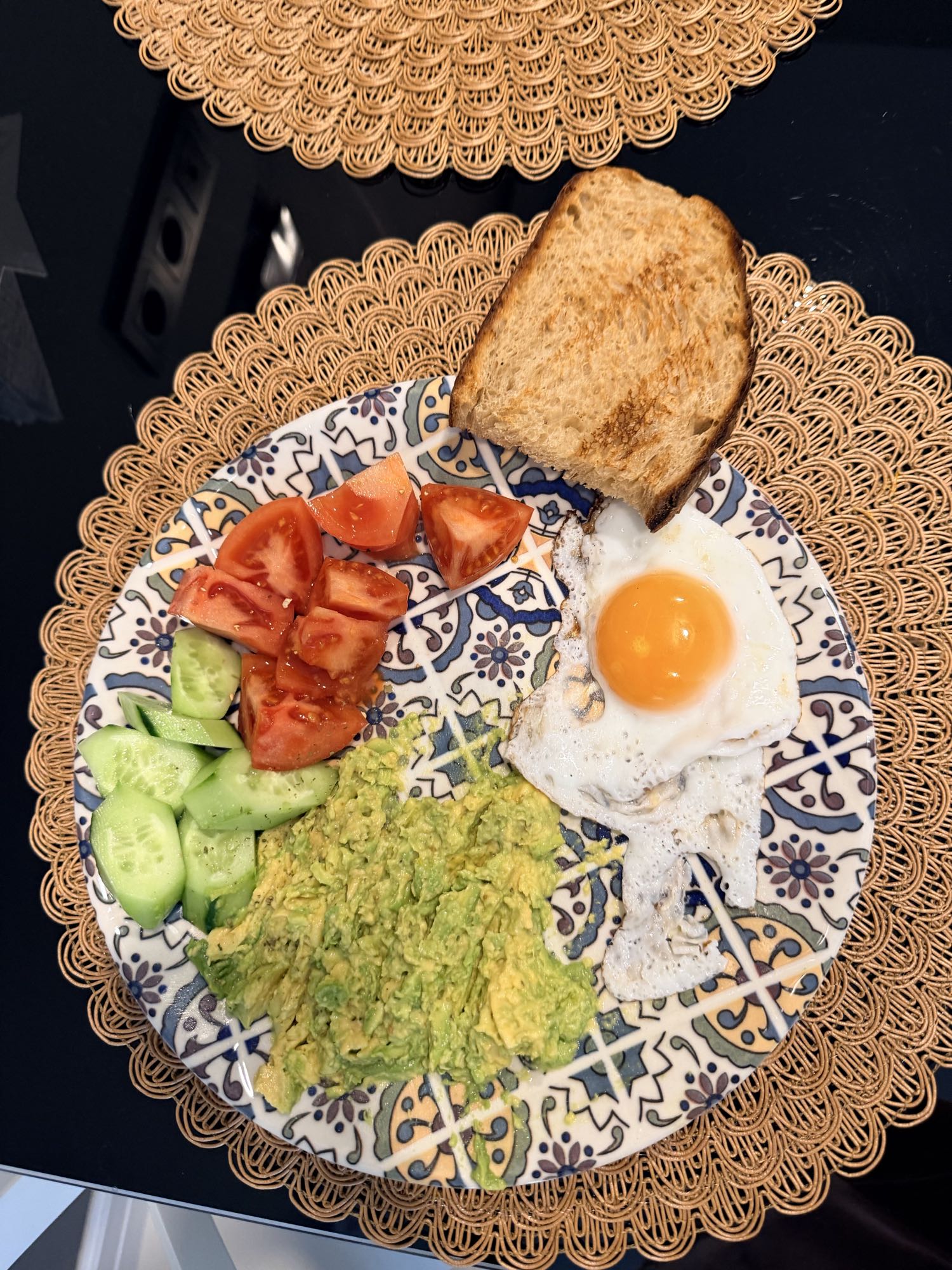 Яйцо с тостом и овощами