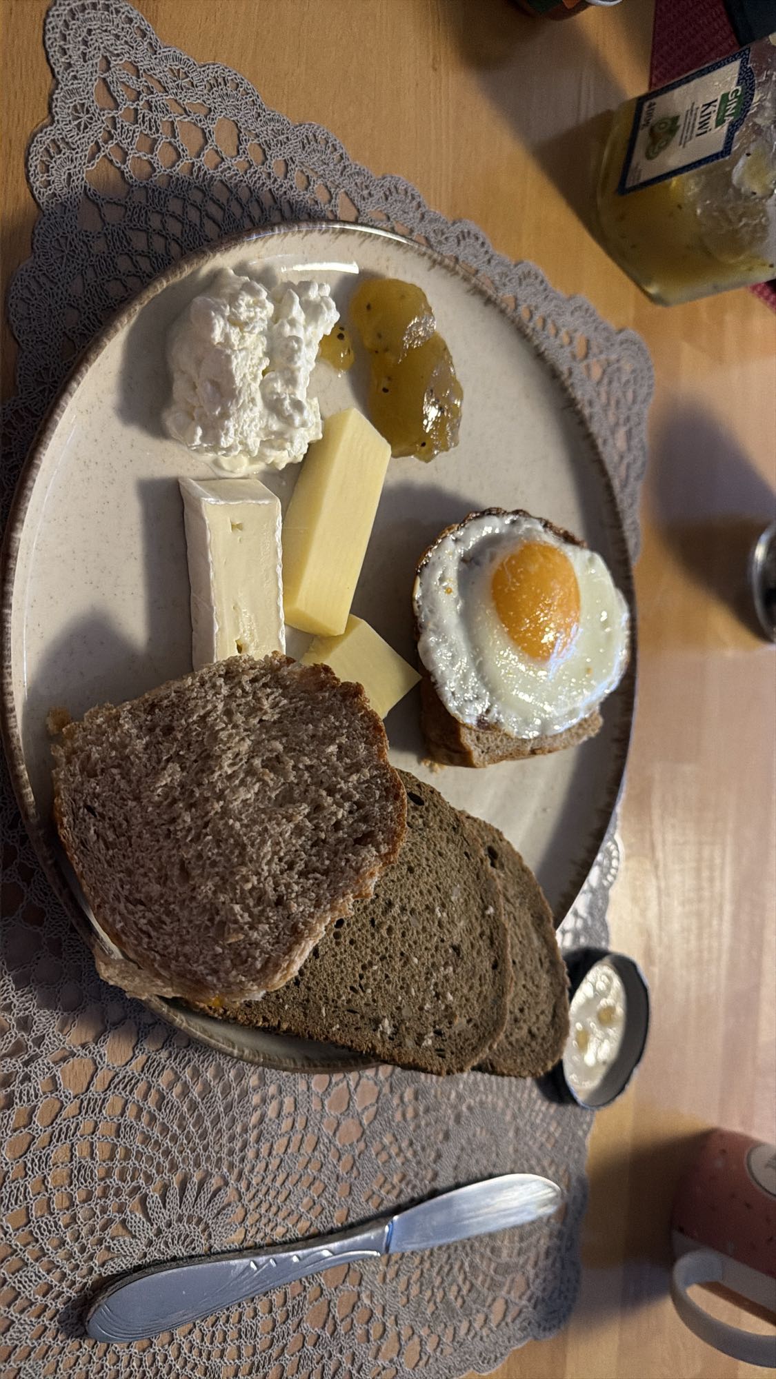 Brot, Käse und Spiegelei Frühstück