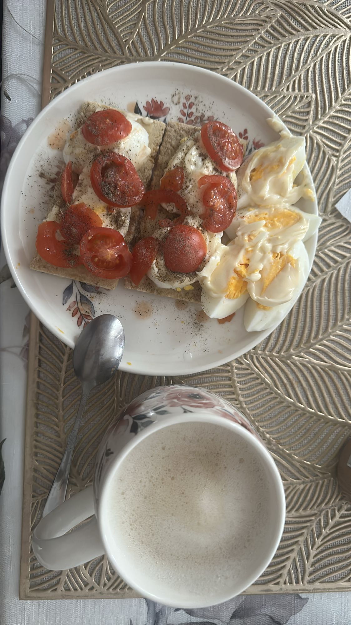 Jajka, chrupkie pieczywo i kawa