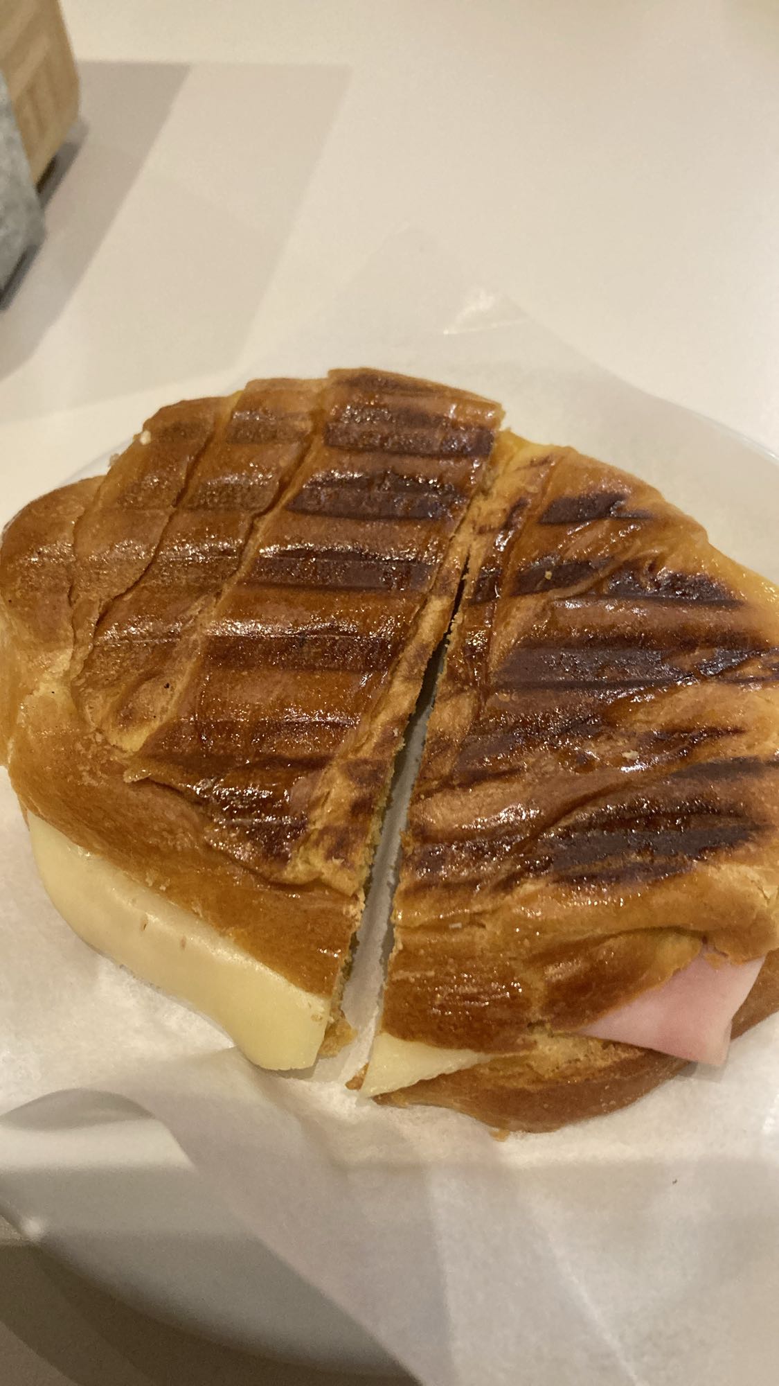 Varm skink- och ostsmörgås