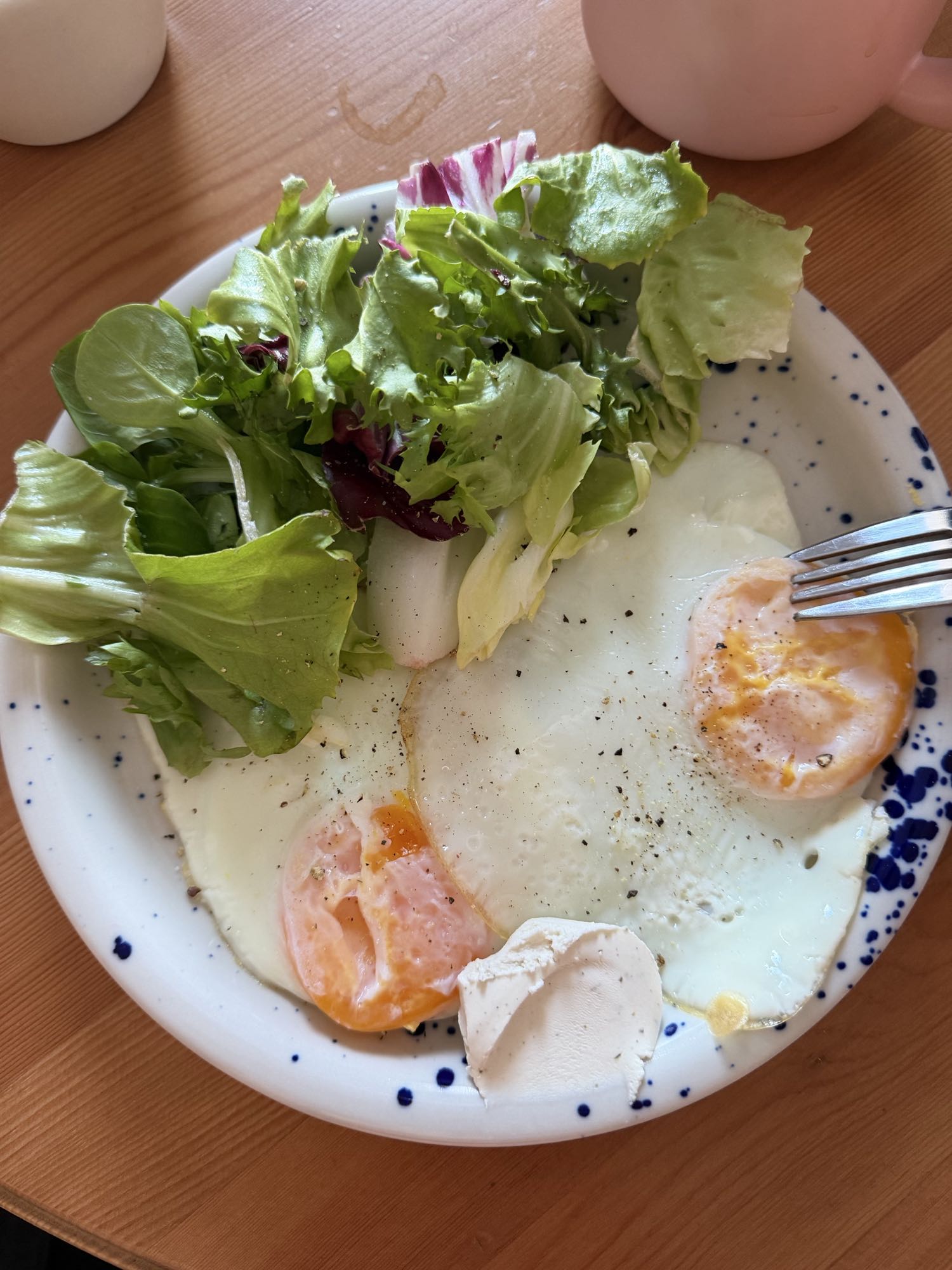 Яичница с салатом