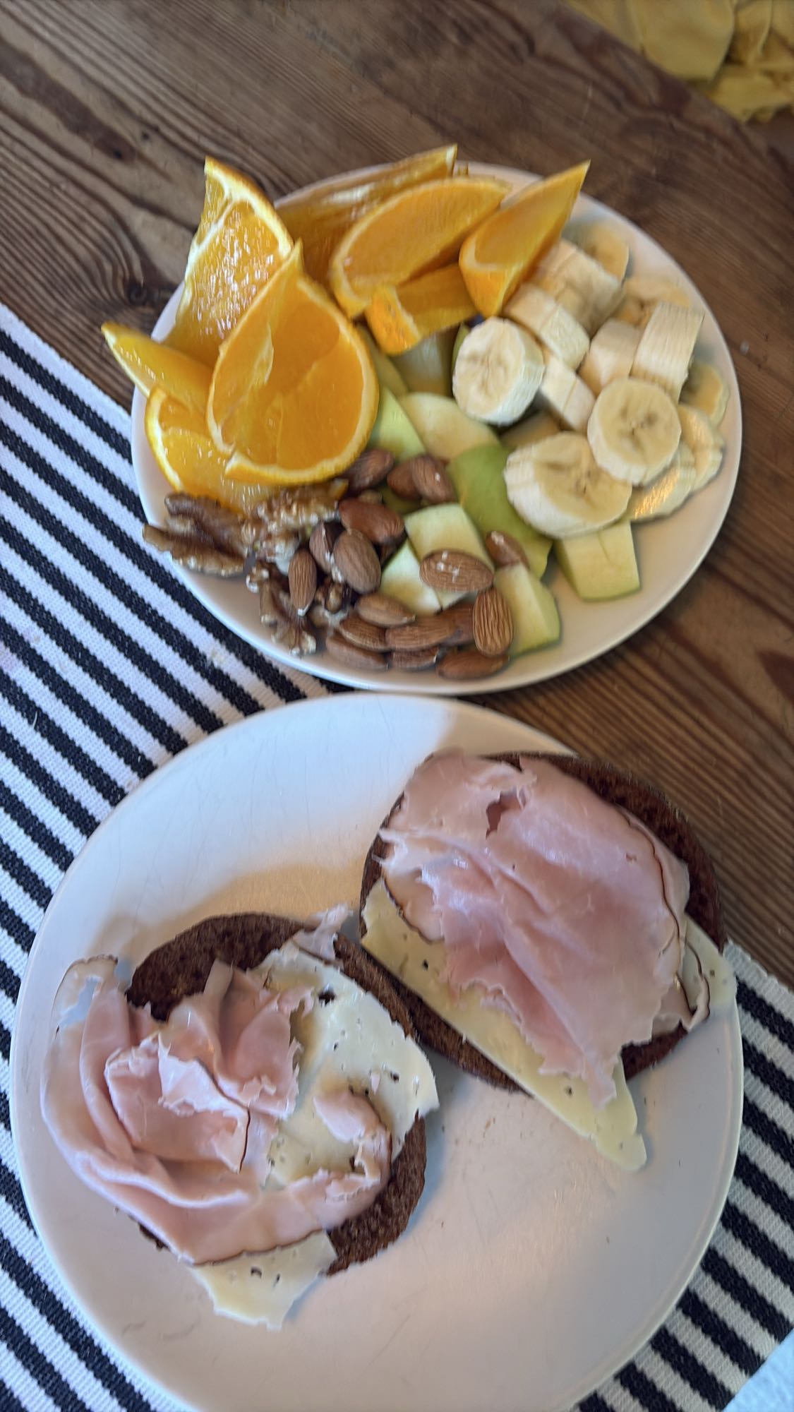 Fruktfat och smörgås