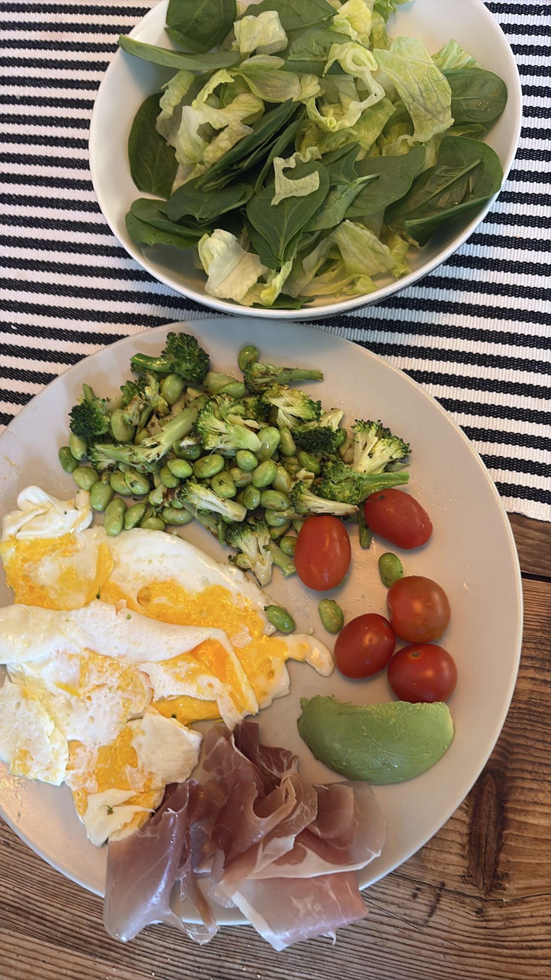 Ägg och grönsaksfat