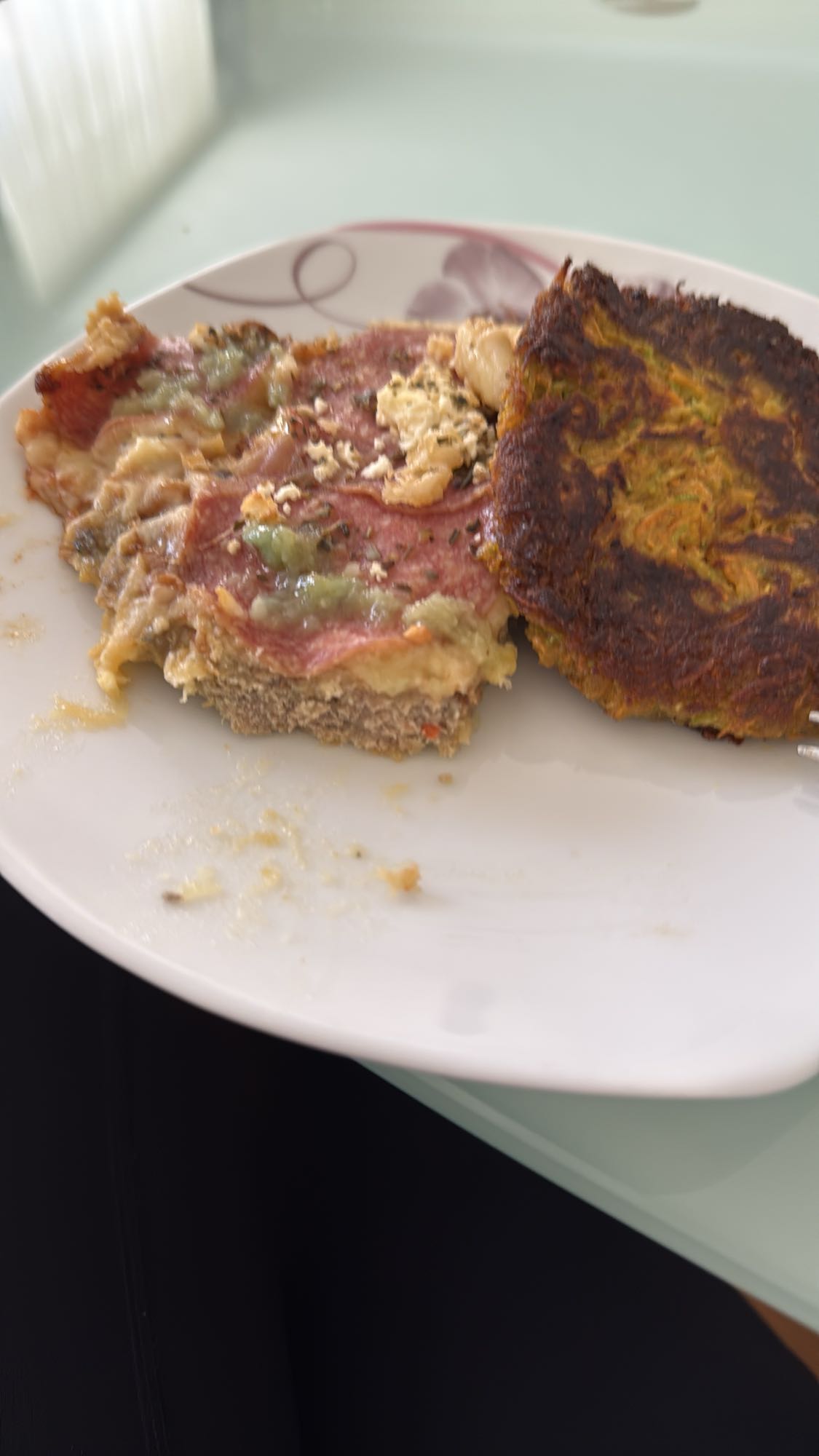 Sebzeli omlet ve salamlı ekmek