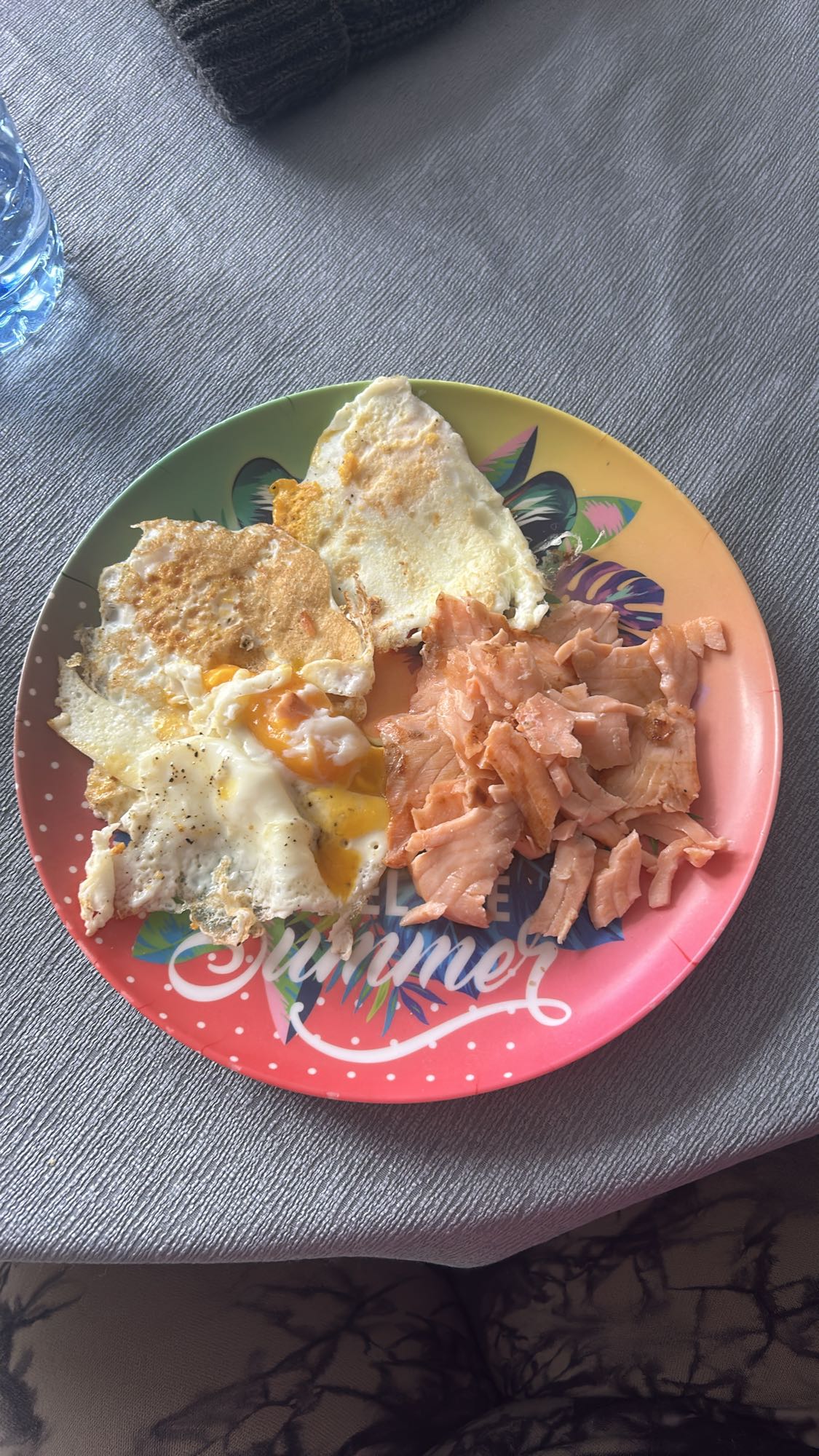 Gebakken eieren met zalm