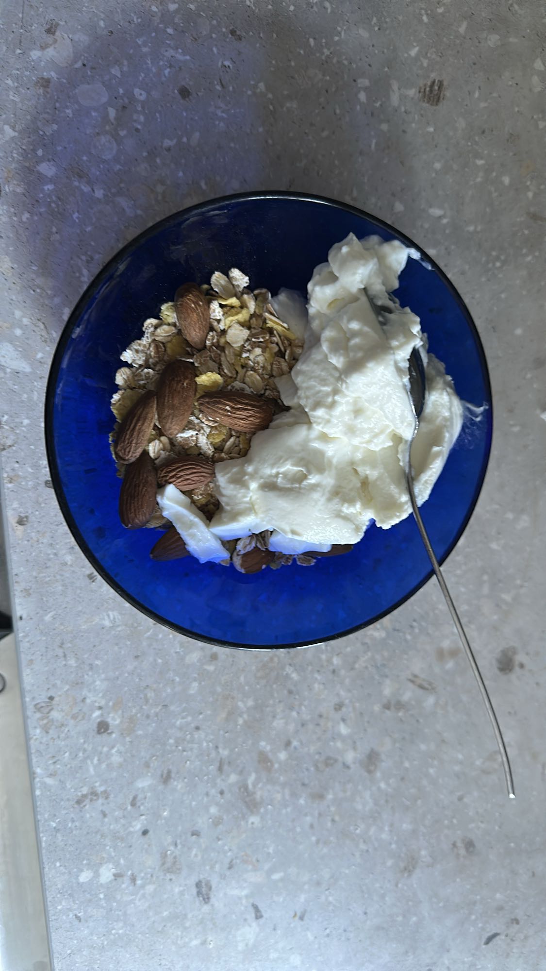 Yoghurt med müsli och mandel