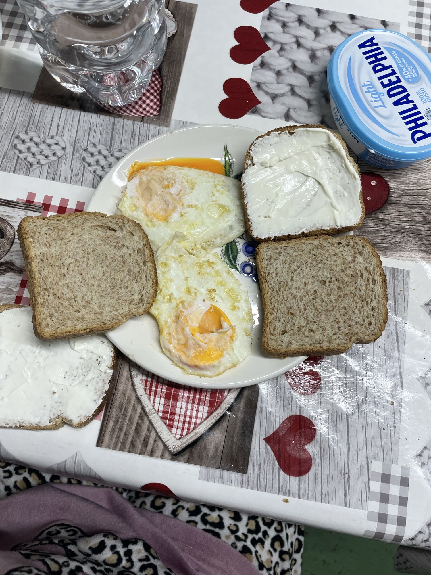 Yumurta ve krem peynirli tost