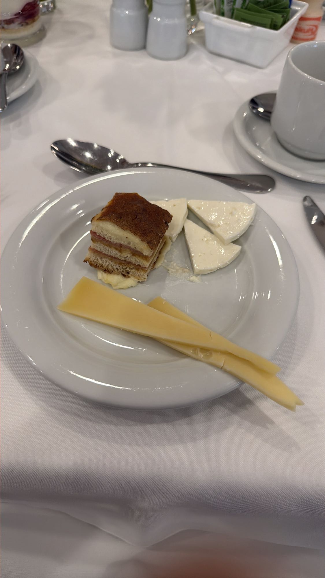 Café da manhã com queijo e sanduíche