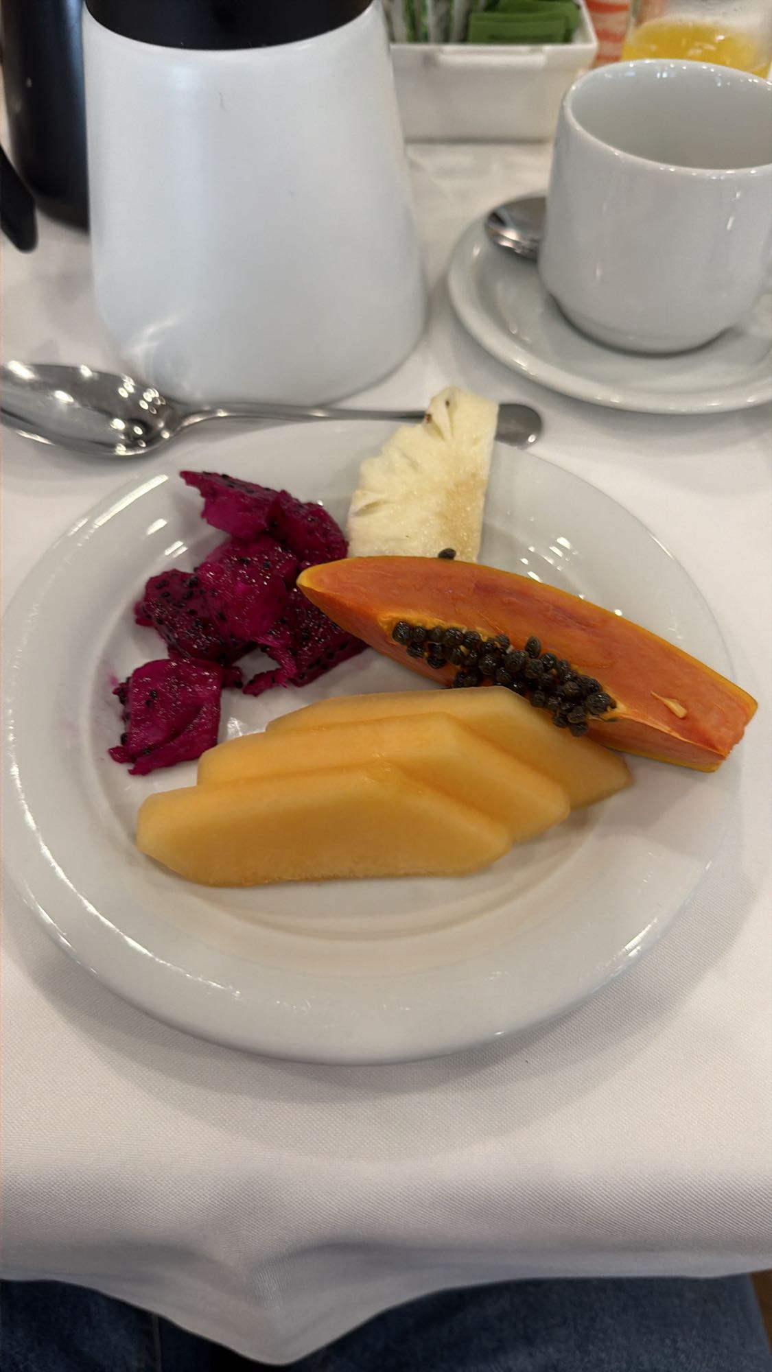 Prato de frutas tropicais