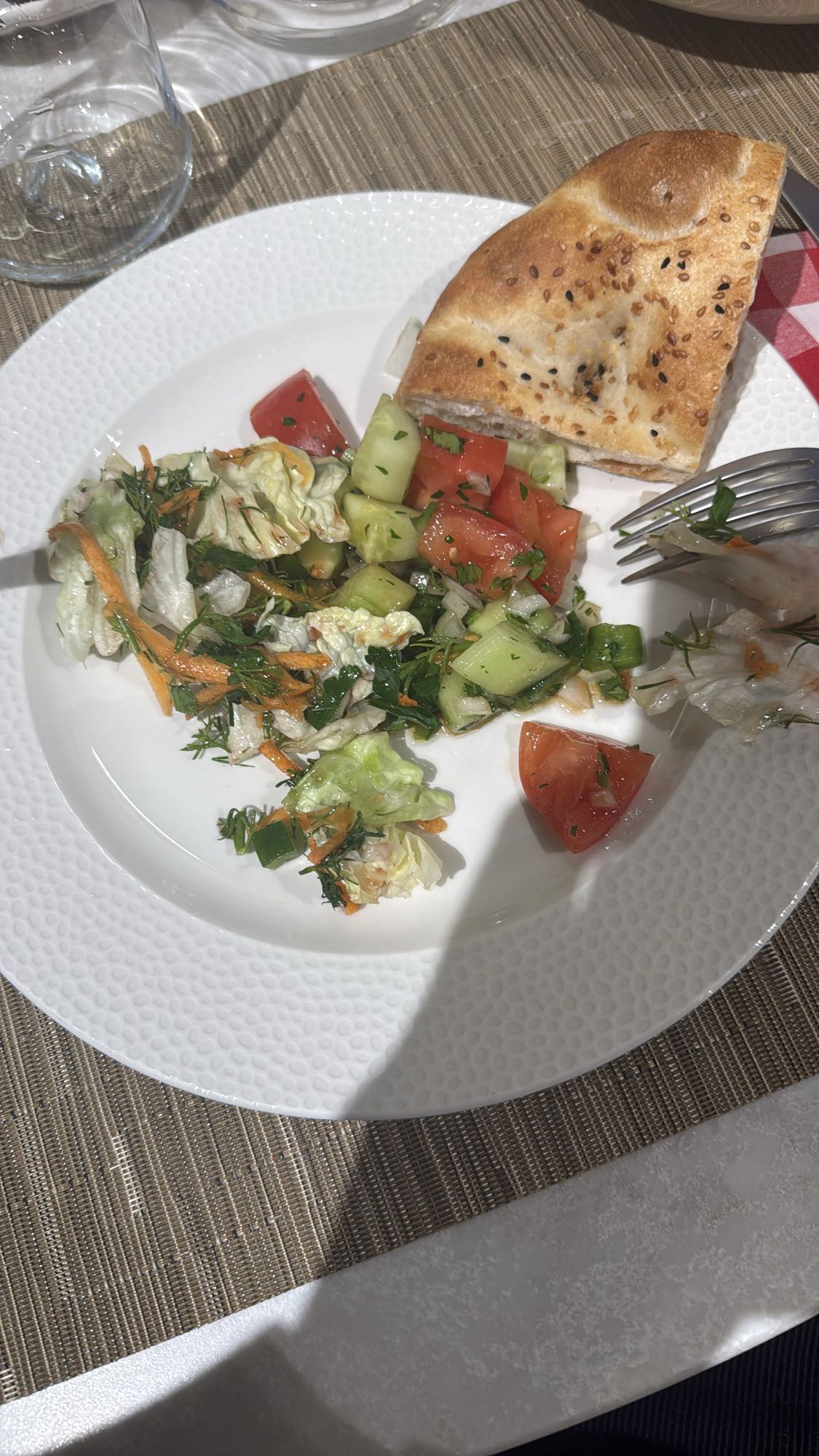 овощной салат с лепешкой