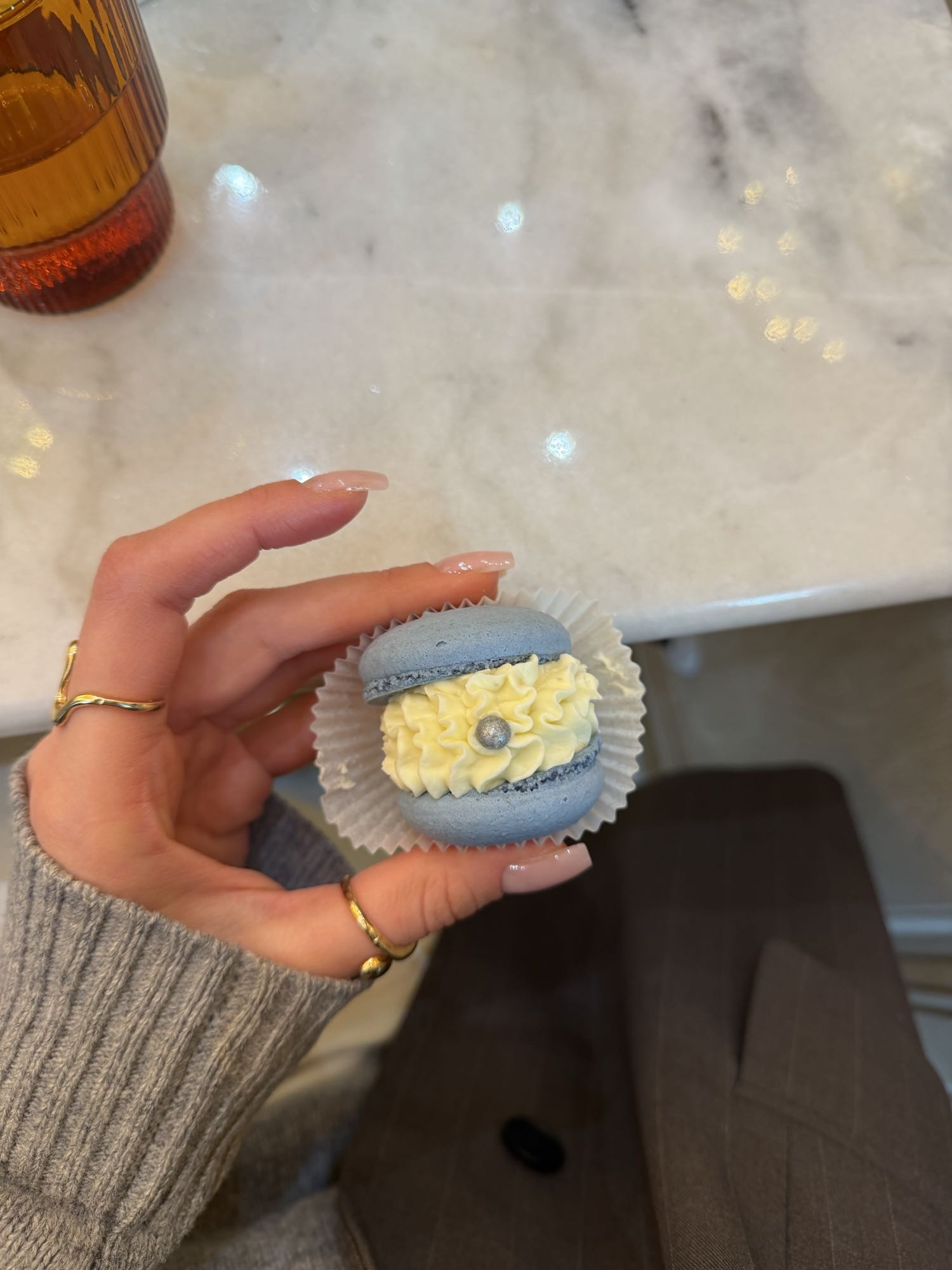 голубой макарон с кремом