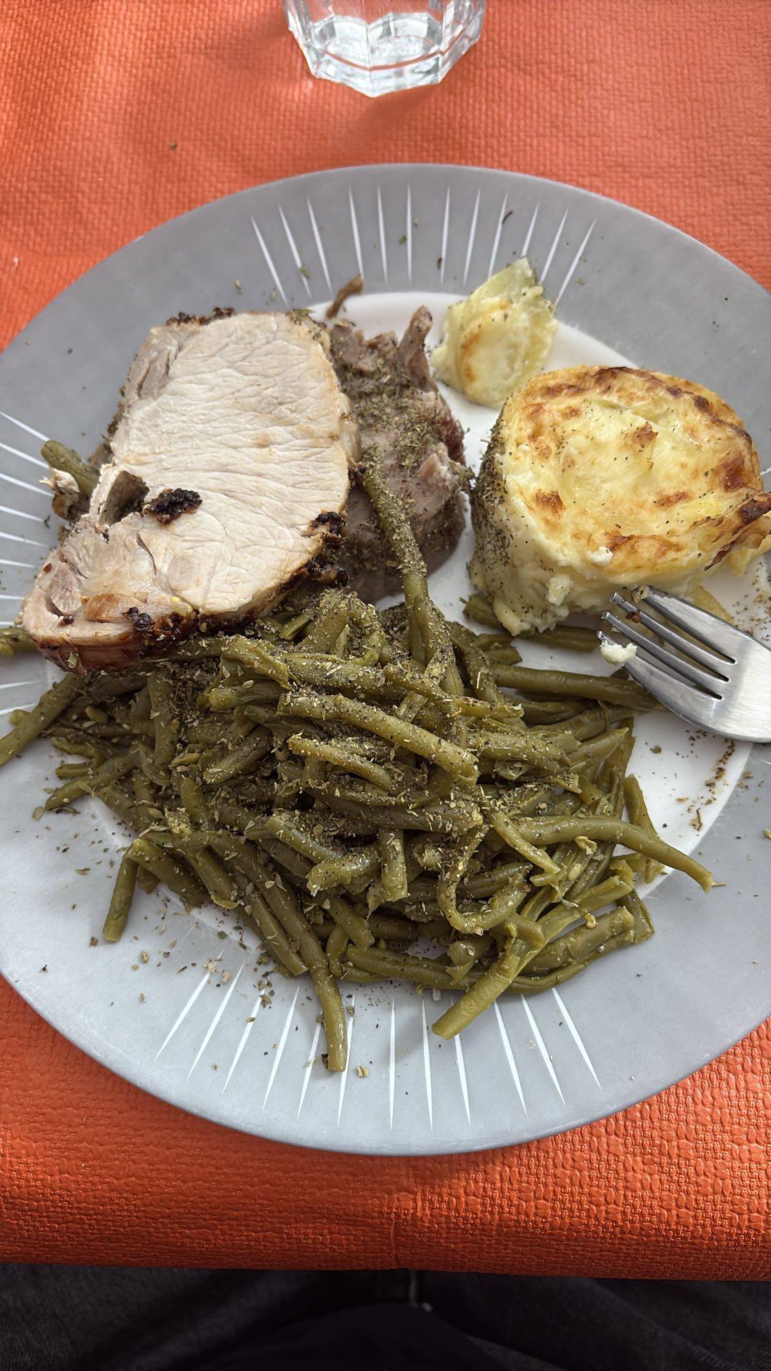 Rôti, haricots verts, gratin