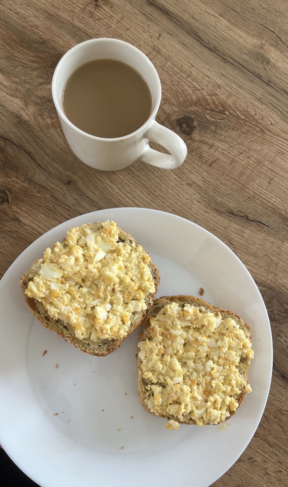 kanapki z pastą jajeczną i kawa