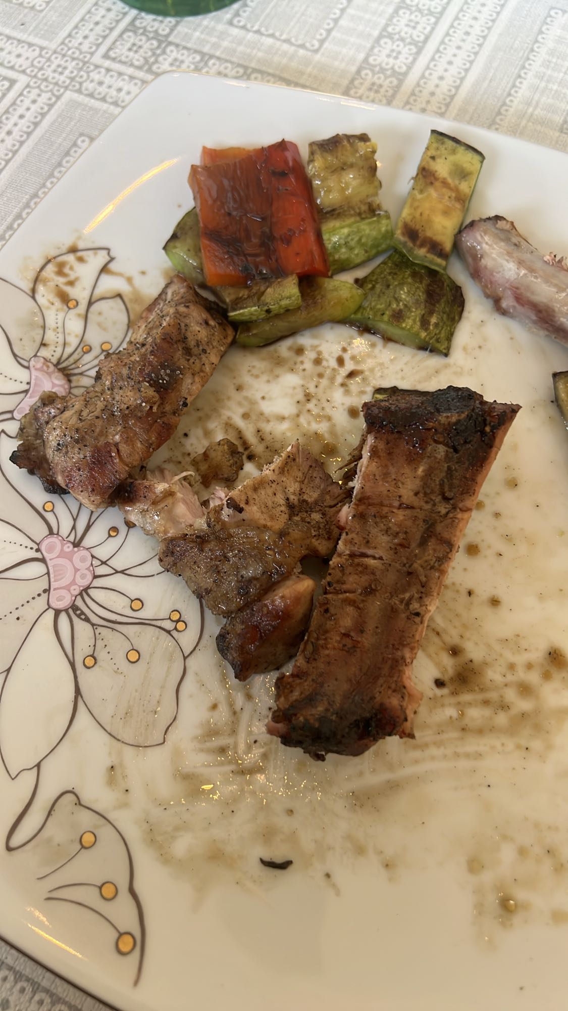 Coaste de porc cu legume la grătar