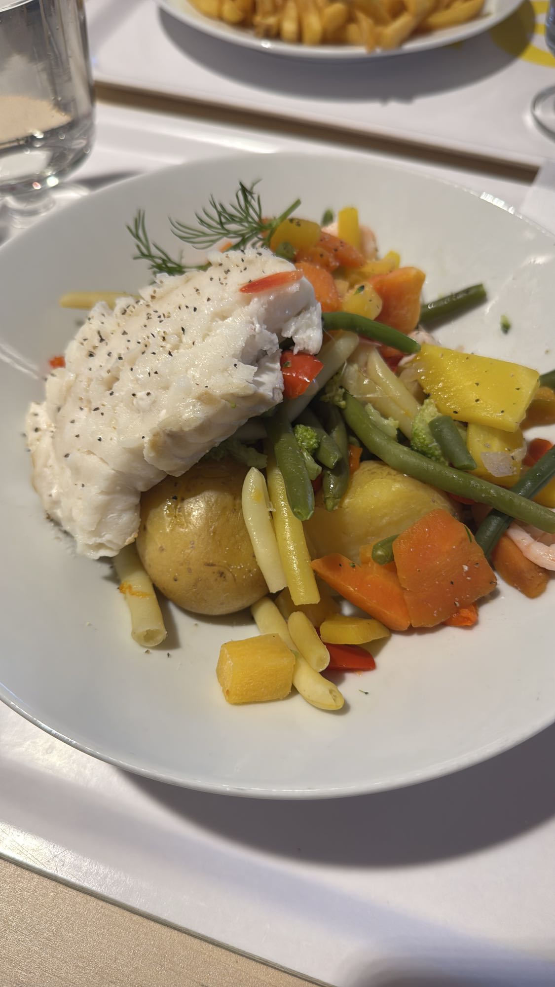 Torsk med grönsaker och potatis