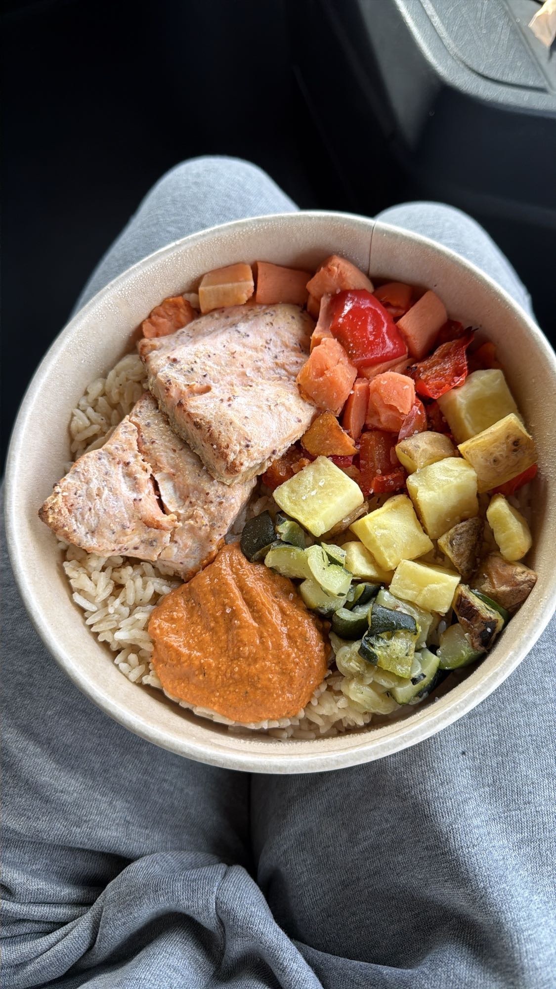 Bol cu somon și legume