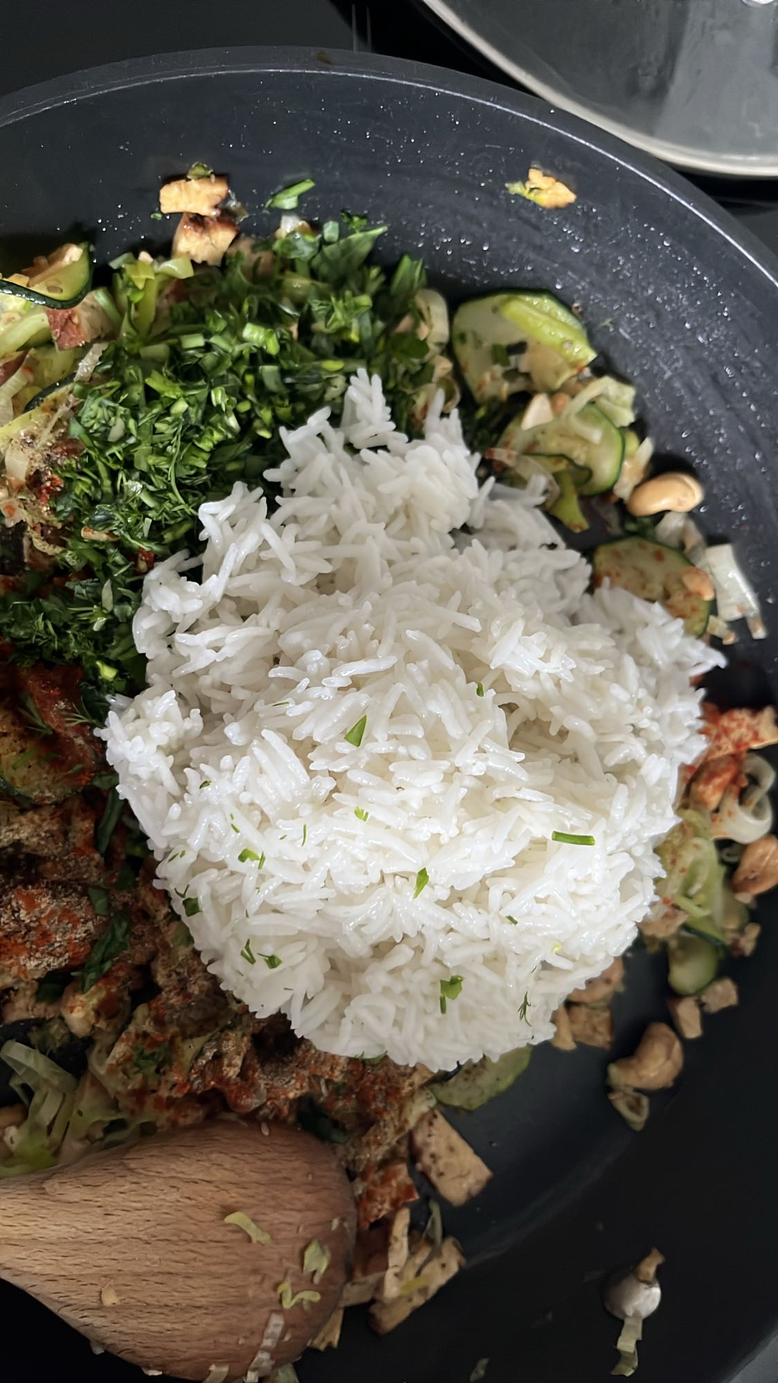 Reis mit Gemüse und Nüssen