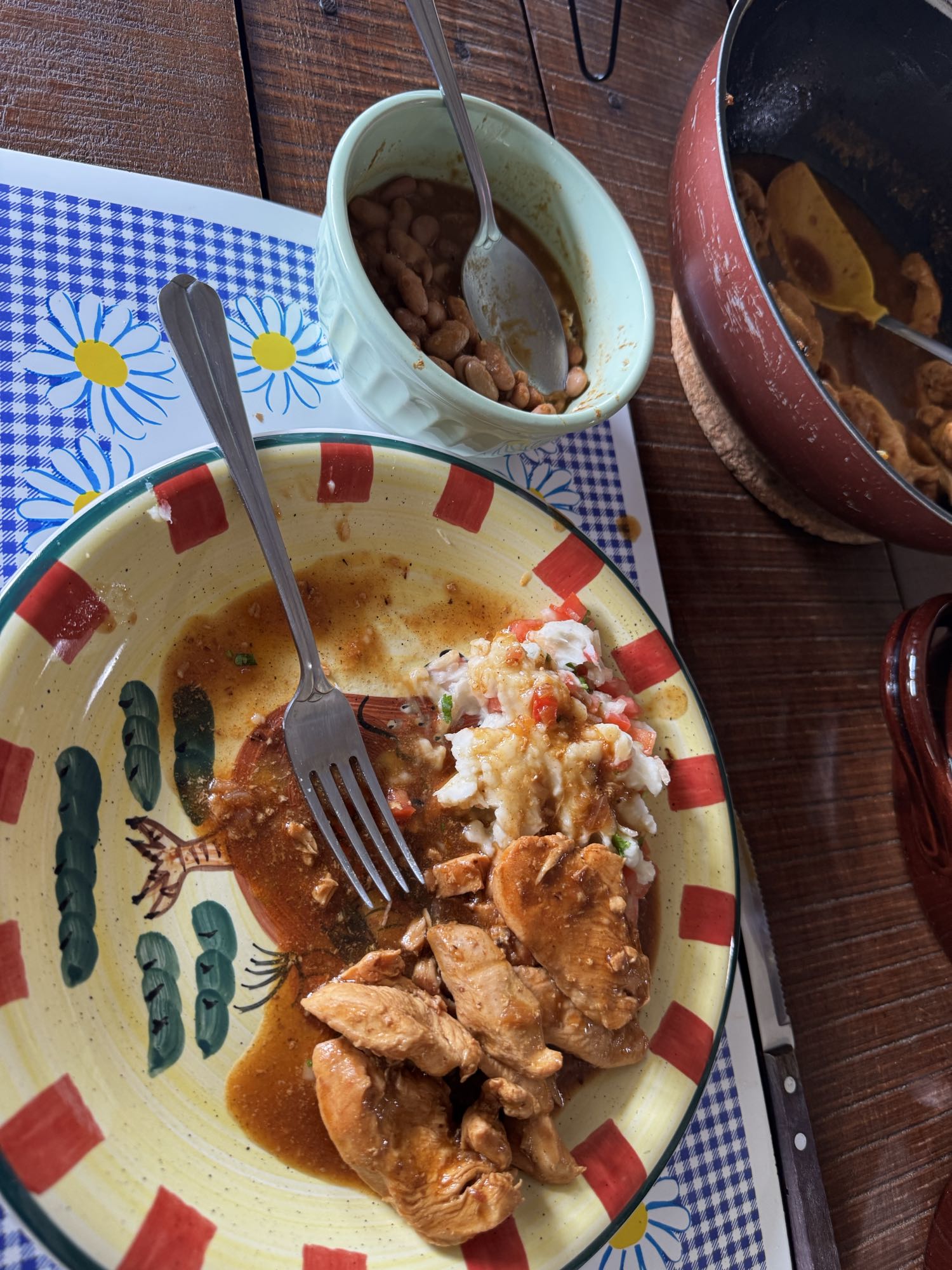 Pollo guisado con arroz y frijoles