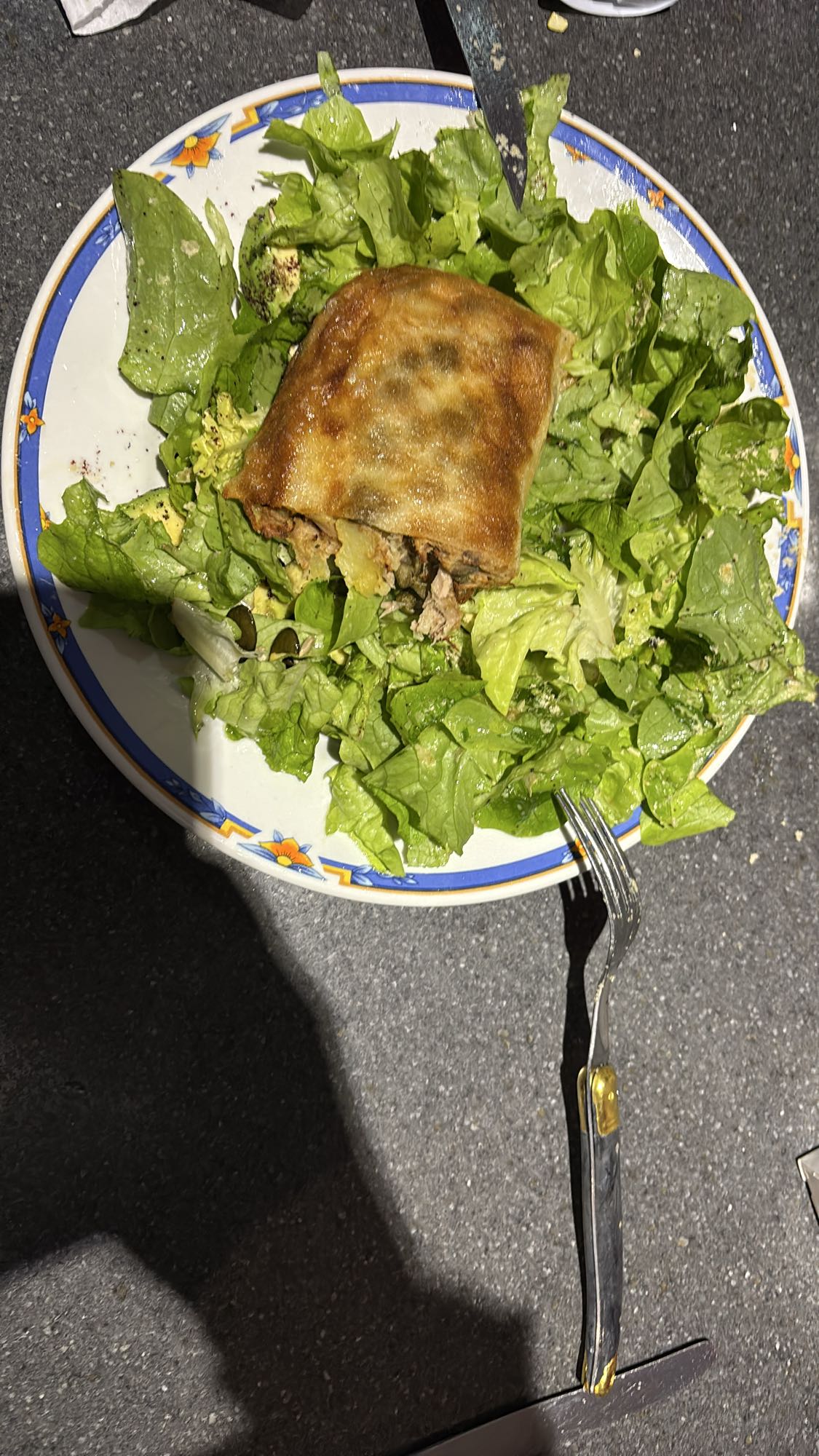 Feuilleté viande et salade verte