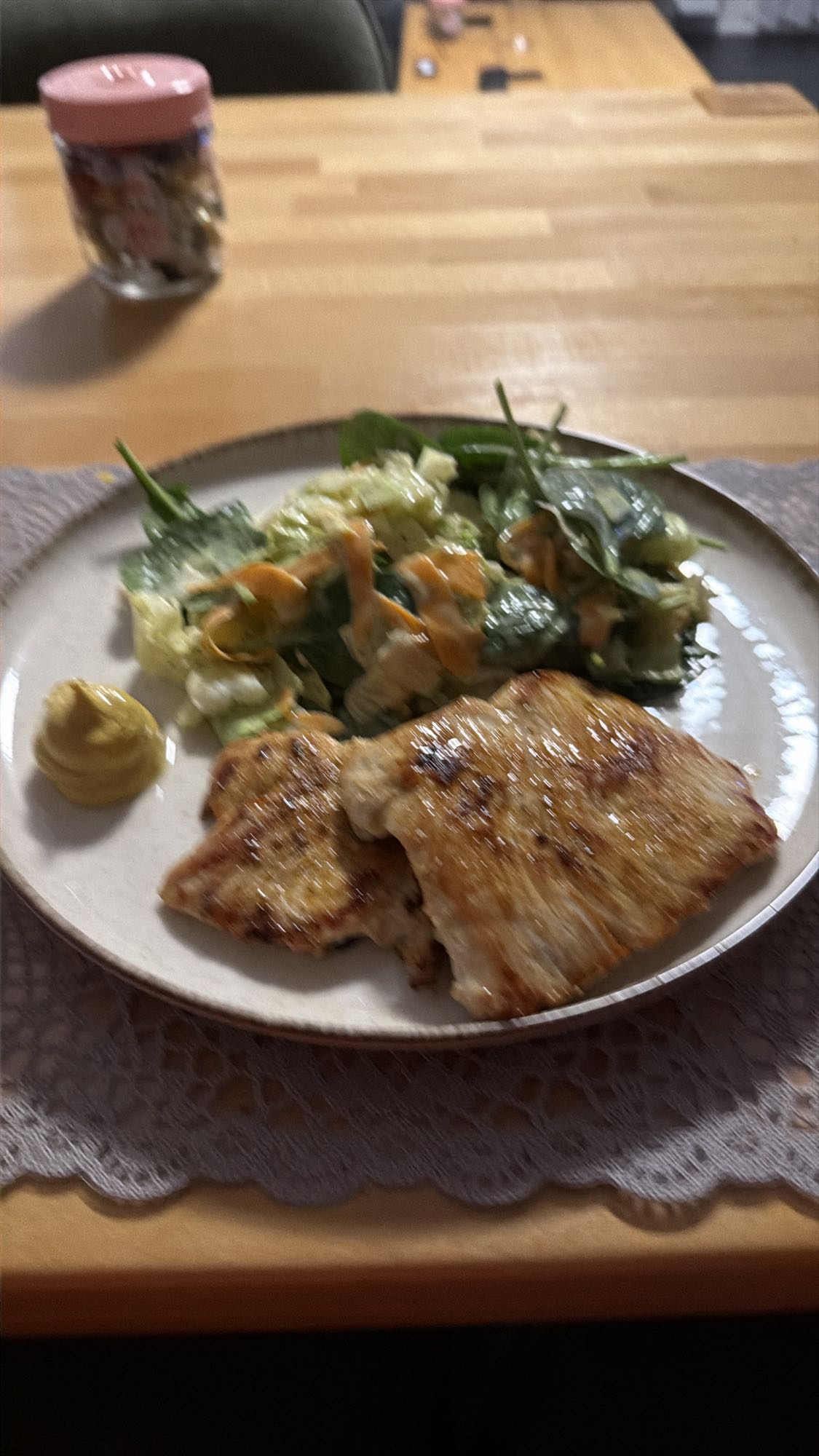 Gegrilltes Hähnchen mit Salat