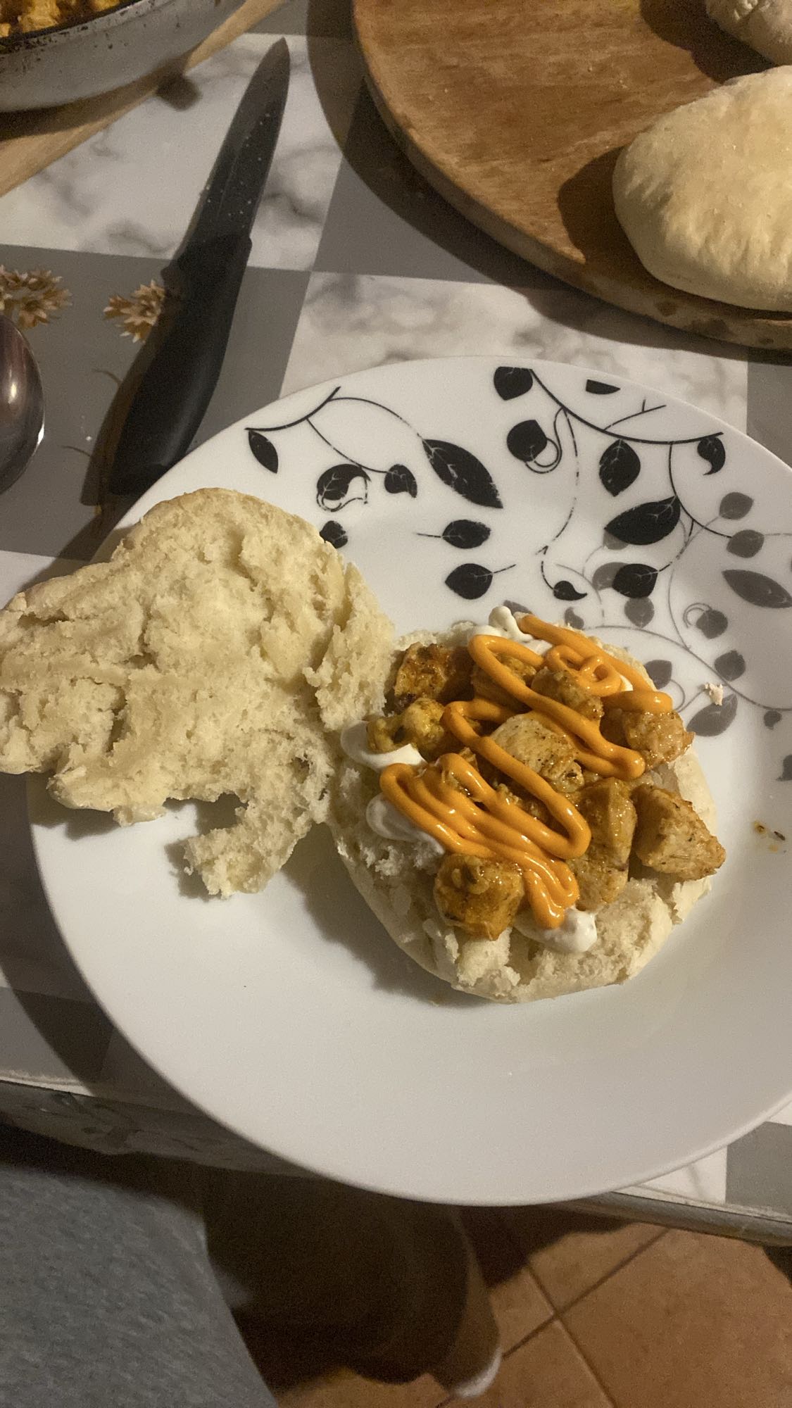 kanapka z kurczakiem i sosem