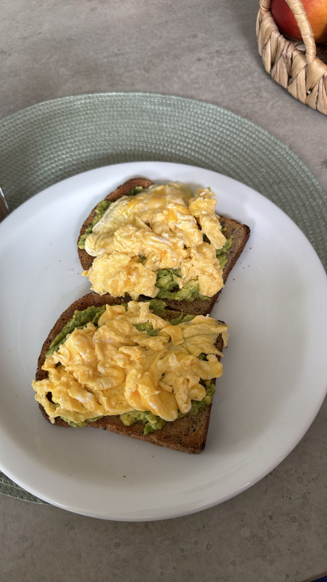Tostadas con huevo y aguacate
