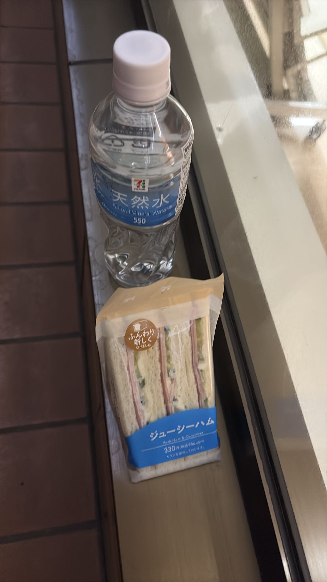 ハムサンドと水