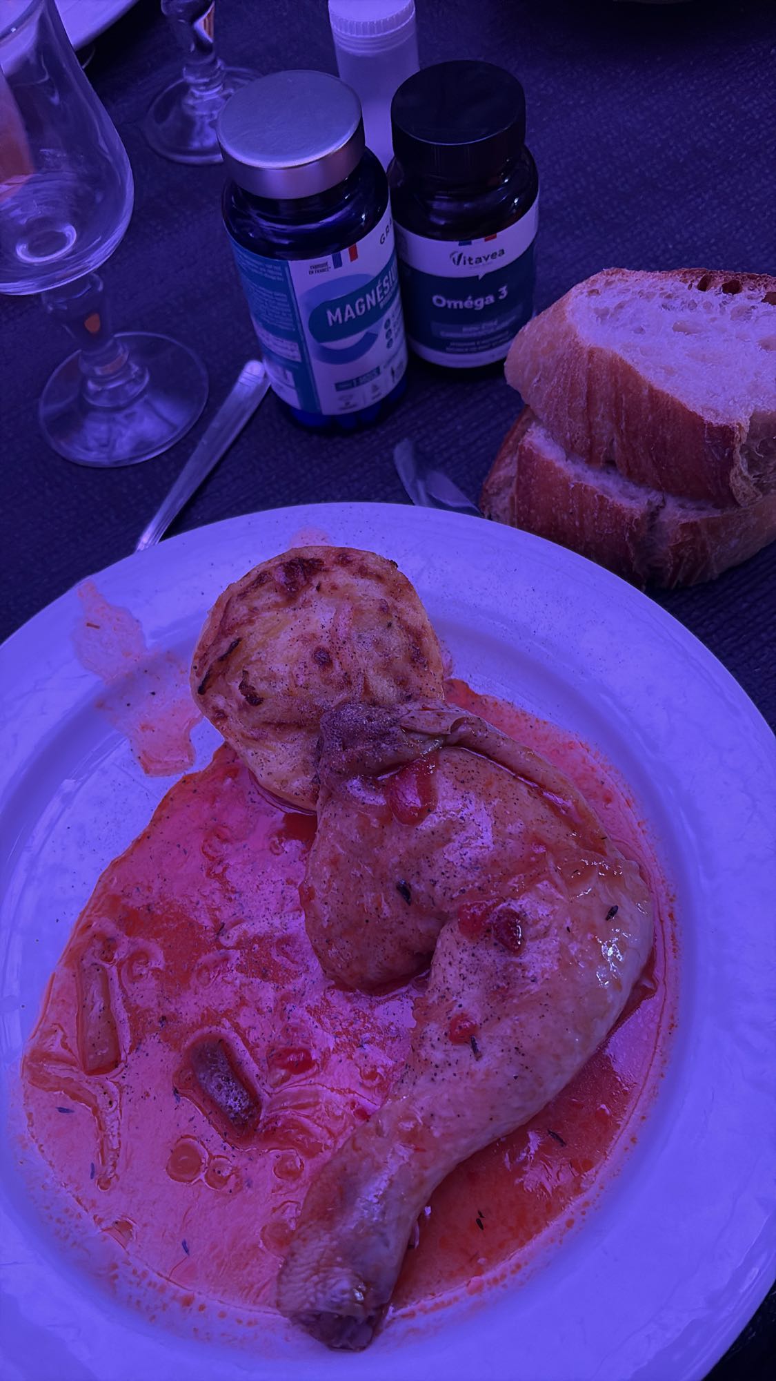 Poulet sauce tomate et pain