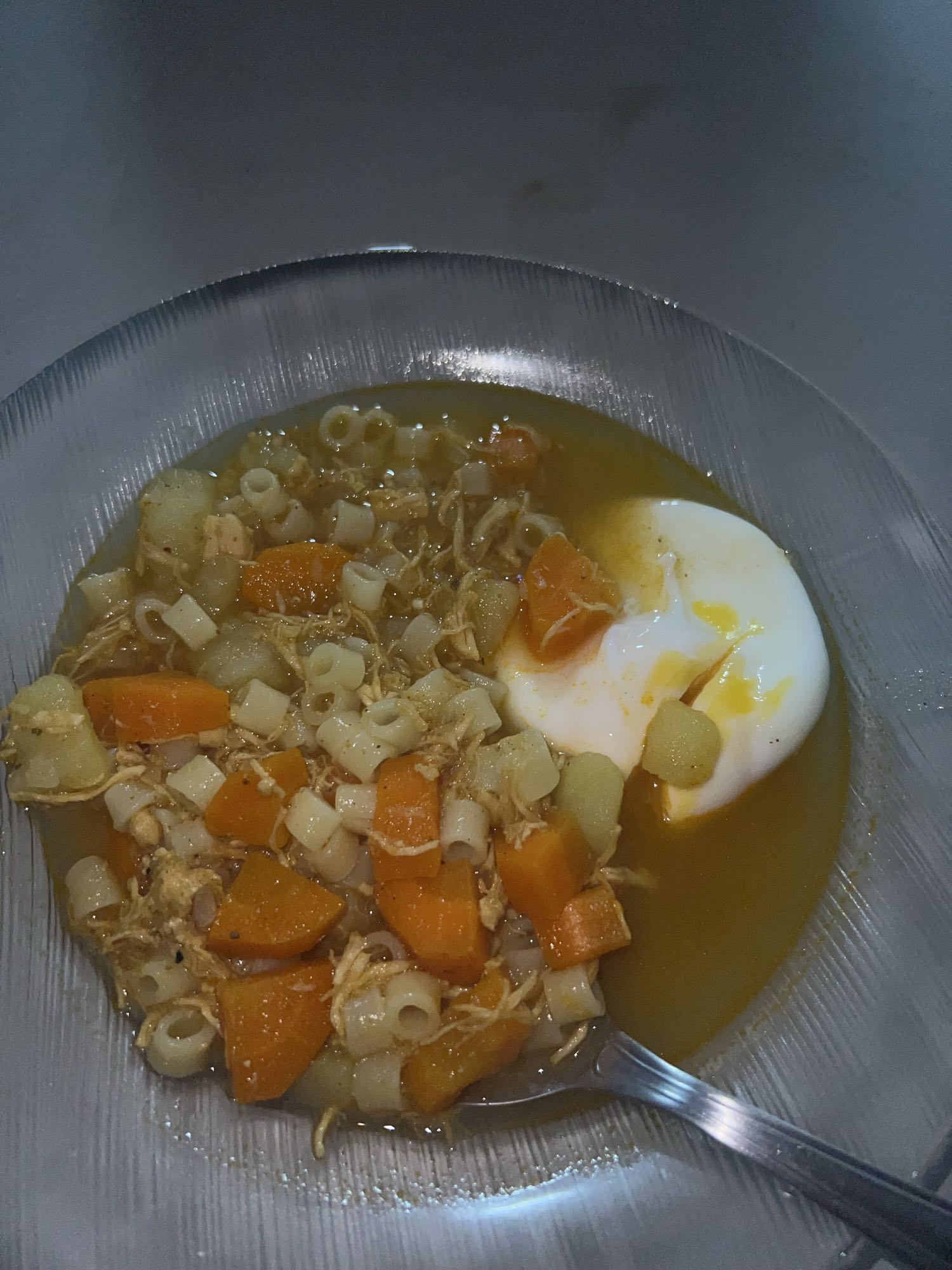 Sopa de frango com ovo