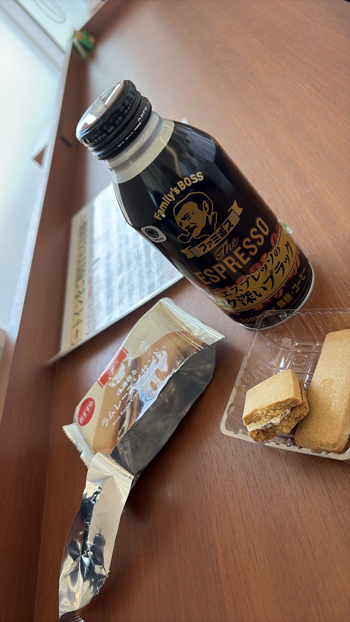 ラムレーズンサンドとコーヒー