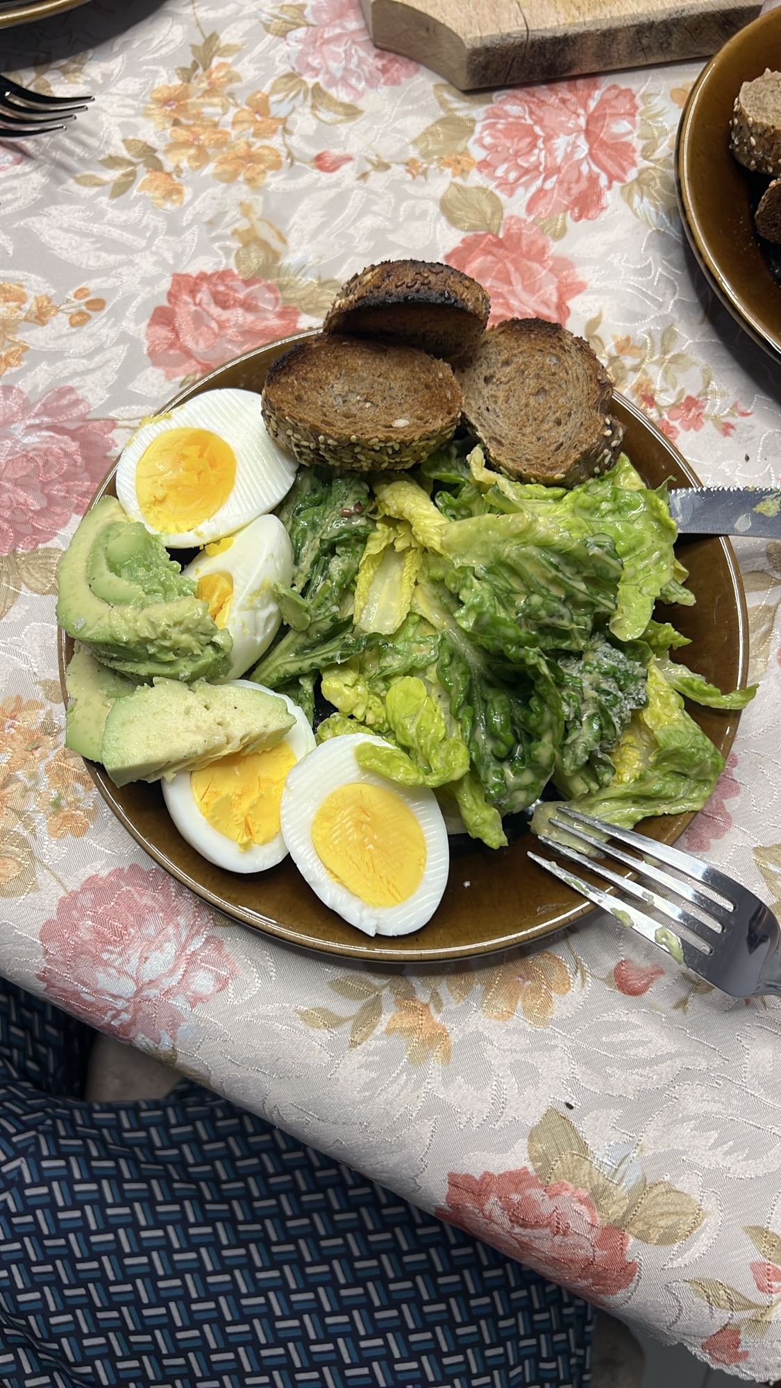 Salată cu ou și avocado