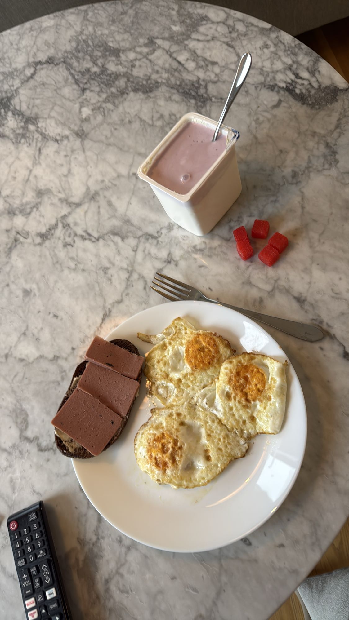 Frukost med ägg och yoghurt