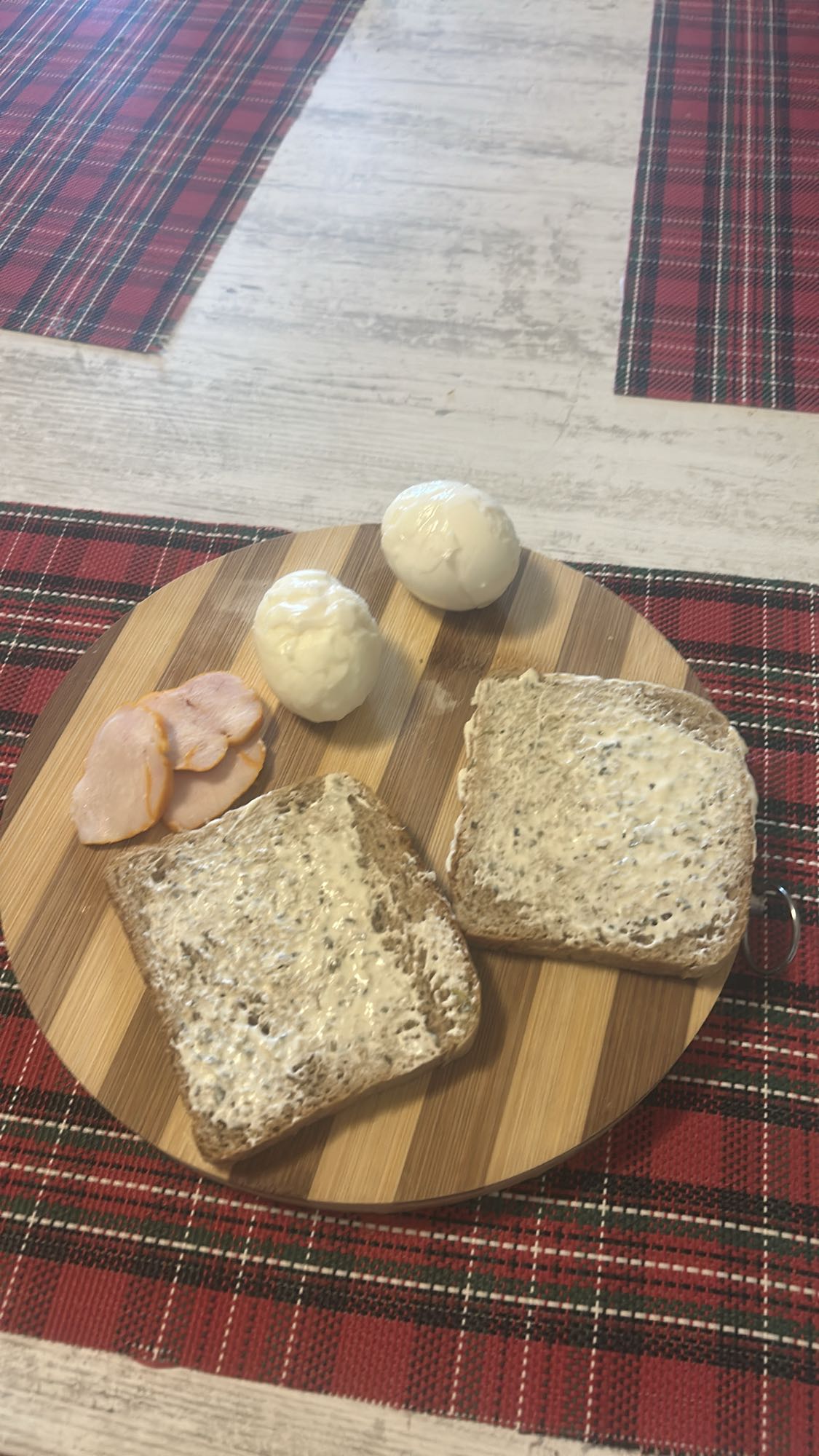 Mic dejun cu ouă și pâine