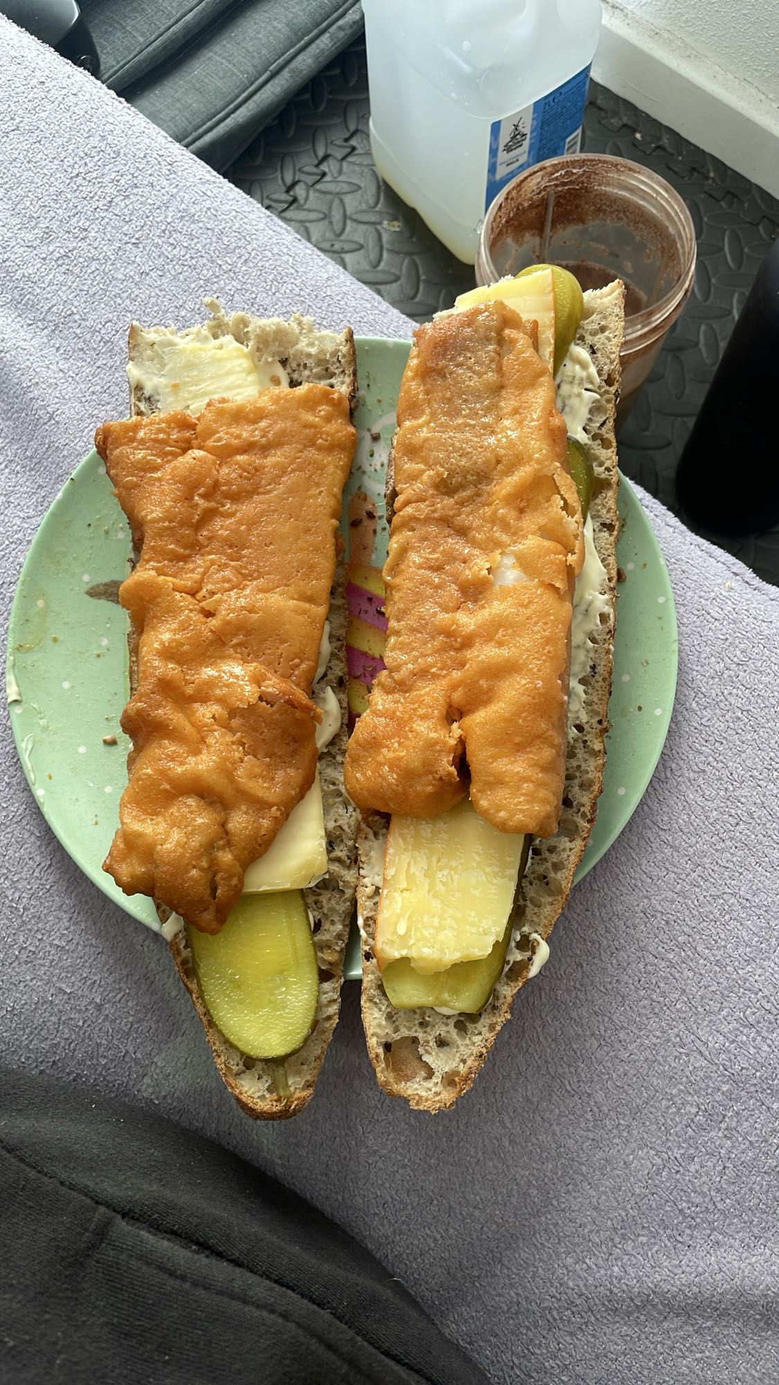 kanapka z rybą i serem