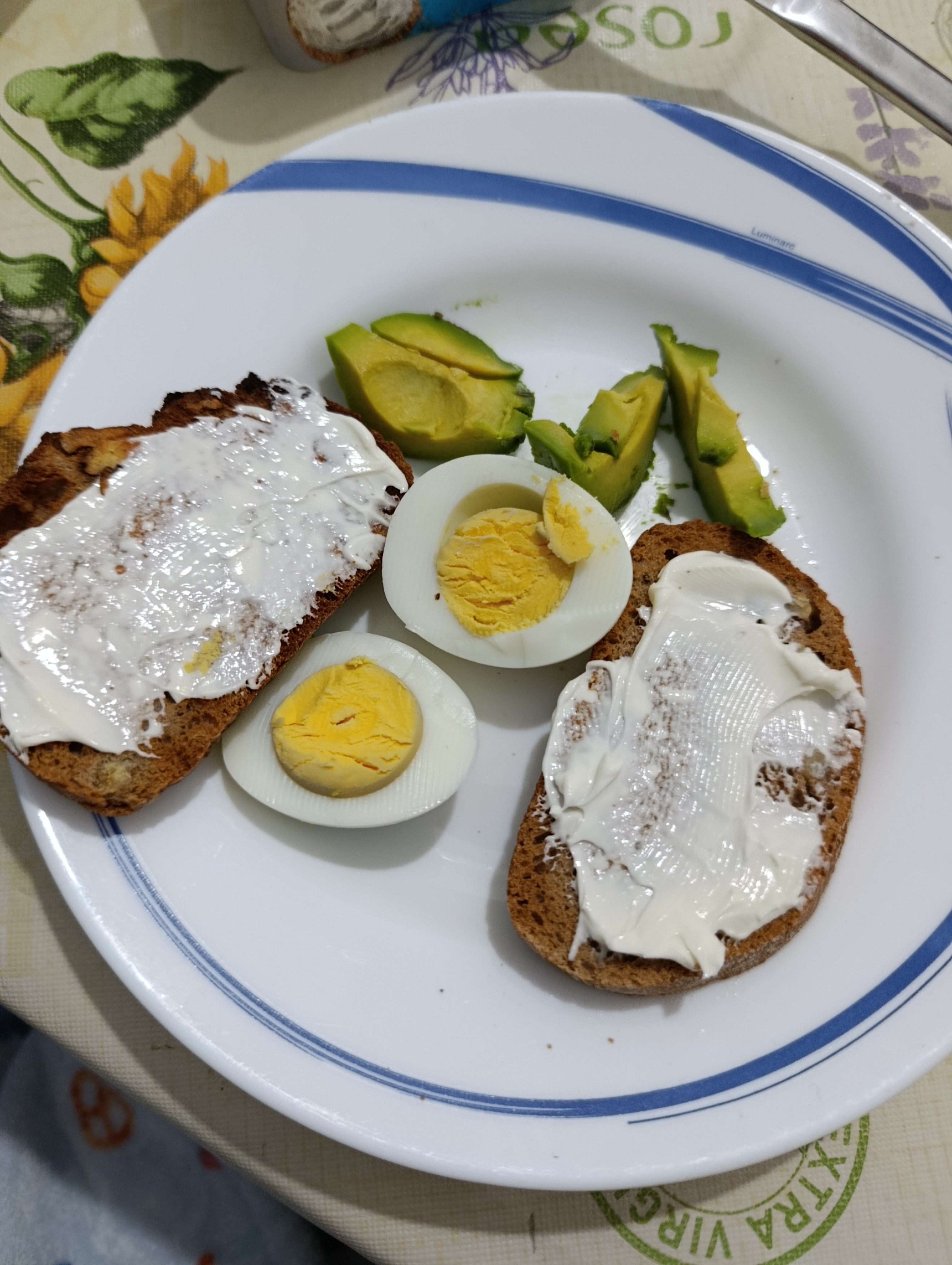 Tostadas con huevo y aguacate