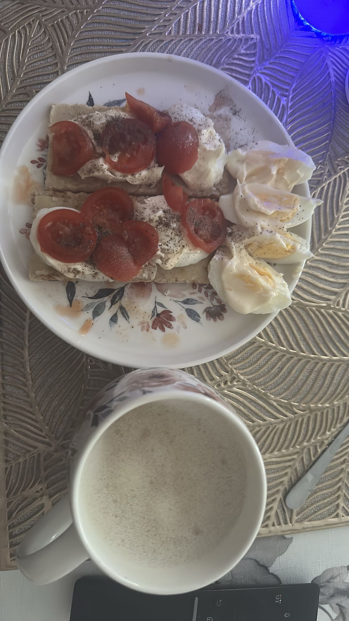 Jajka, chrupkie pieczywo i mleko